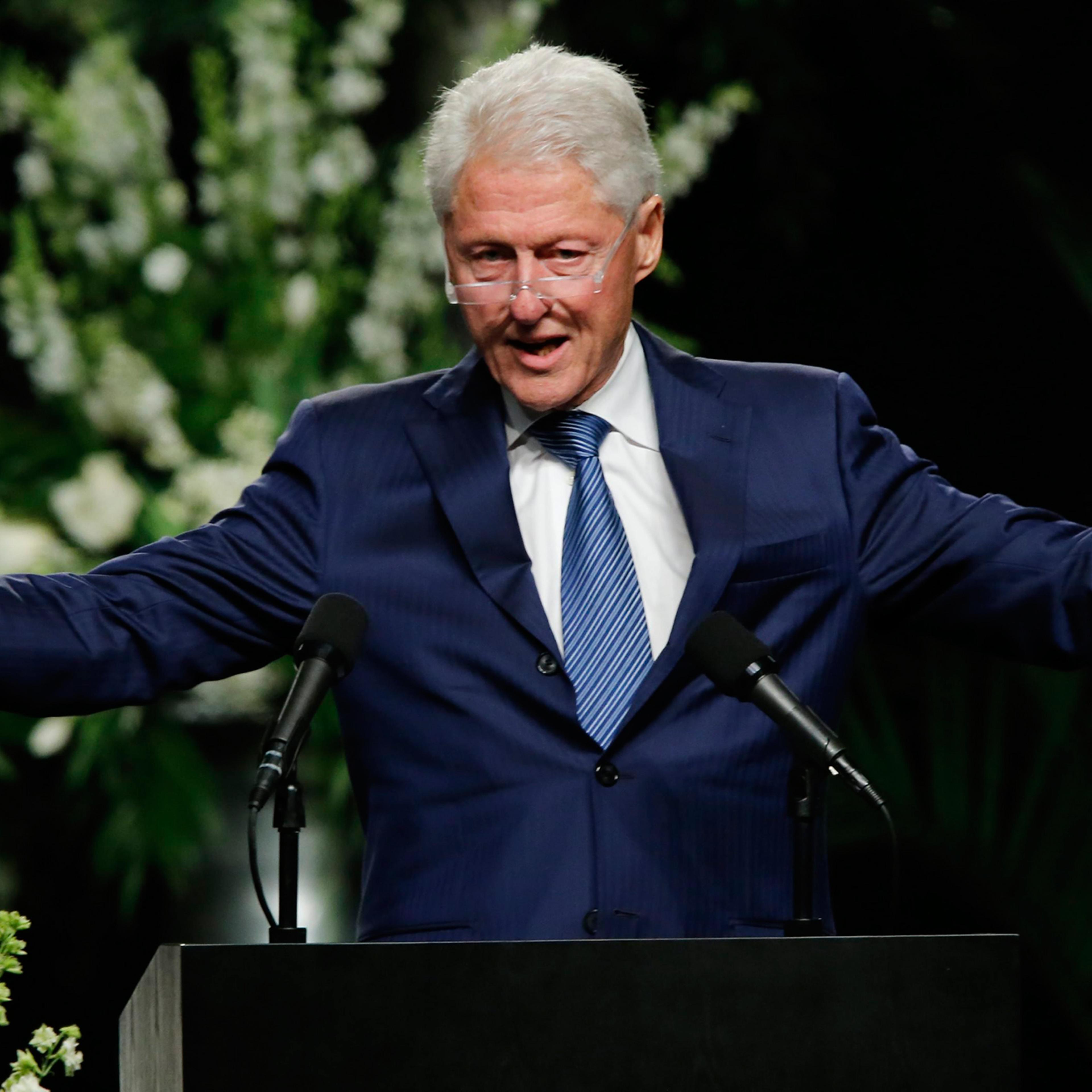 epa05356222 Former US President Bill Clinton delivers a eulogy during the Muhammad Ali funeral service at the KFC YUM! Center in Louisville, Kentucky, USA, 10 June 2016. Born Cassius Clay, boxing legend Muhammad Ali, dubbed as 'The Greatest,' died on 03