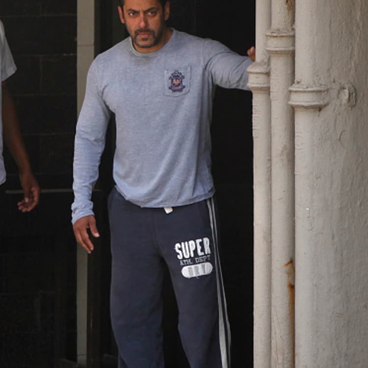 Bollywood Celebrities And Politicians Visit Salman Khan At His Residence A Day After Verdict In Hit And Run Case