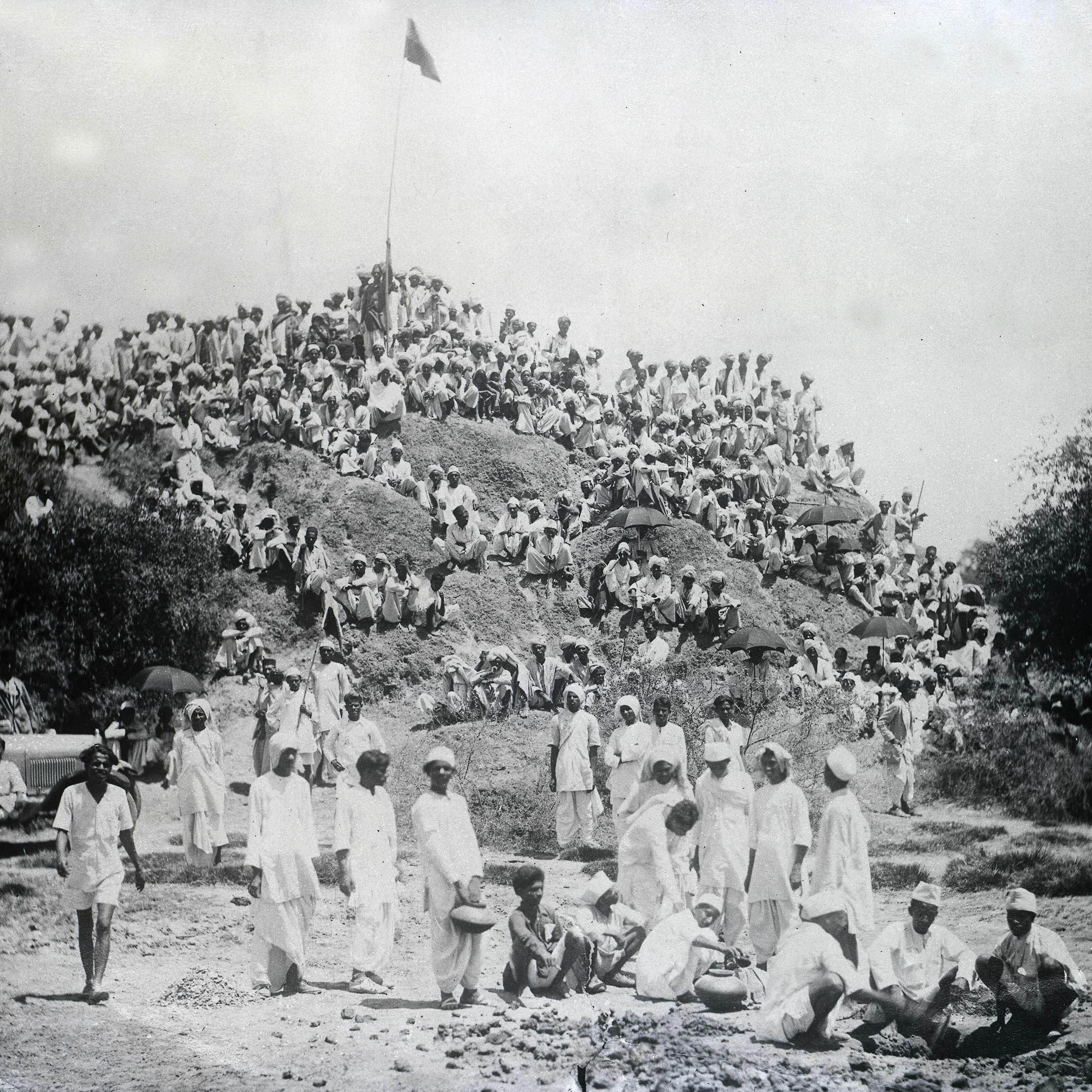 Kapadwamj, India, 6th May, 1930, Gandhi volunteers in camp at Kapadwanj watching members of their band making salt following the civil disobedience riots and demonstrations demanding the boycotting of British goods and the arrest of leader Mahatma Gandhi