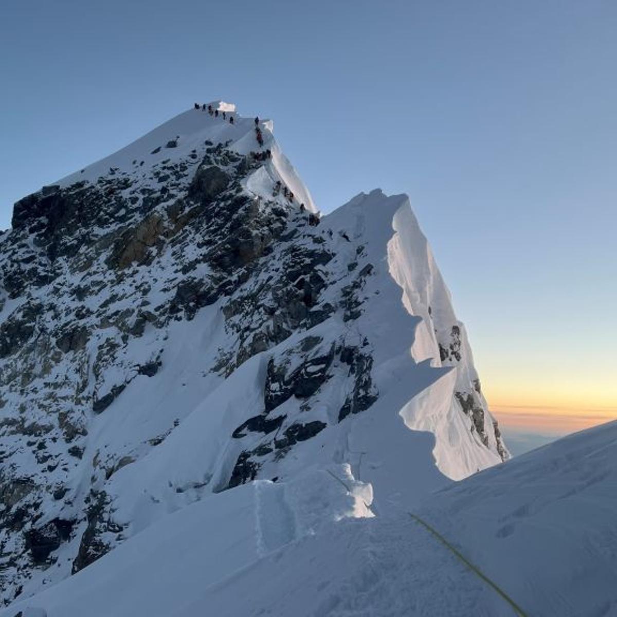 Mountaineers and mountain guides on Mount Everest