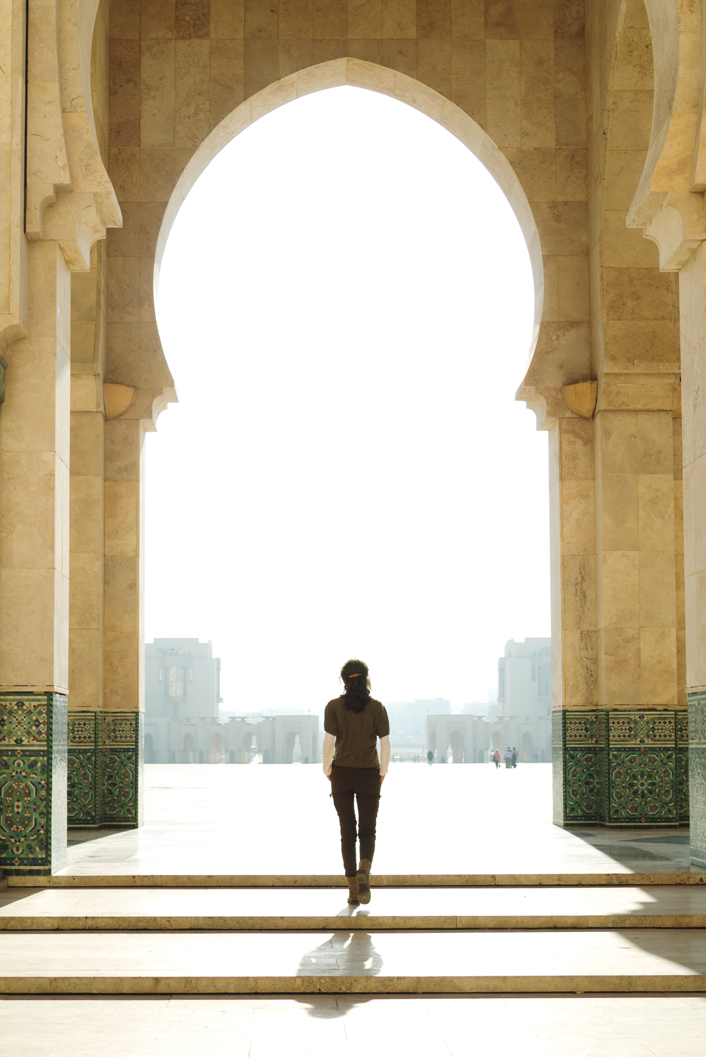 woman-at-mosque-gate