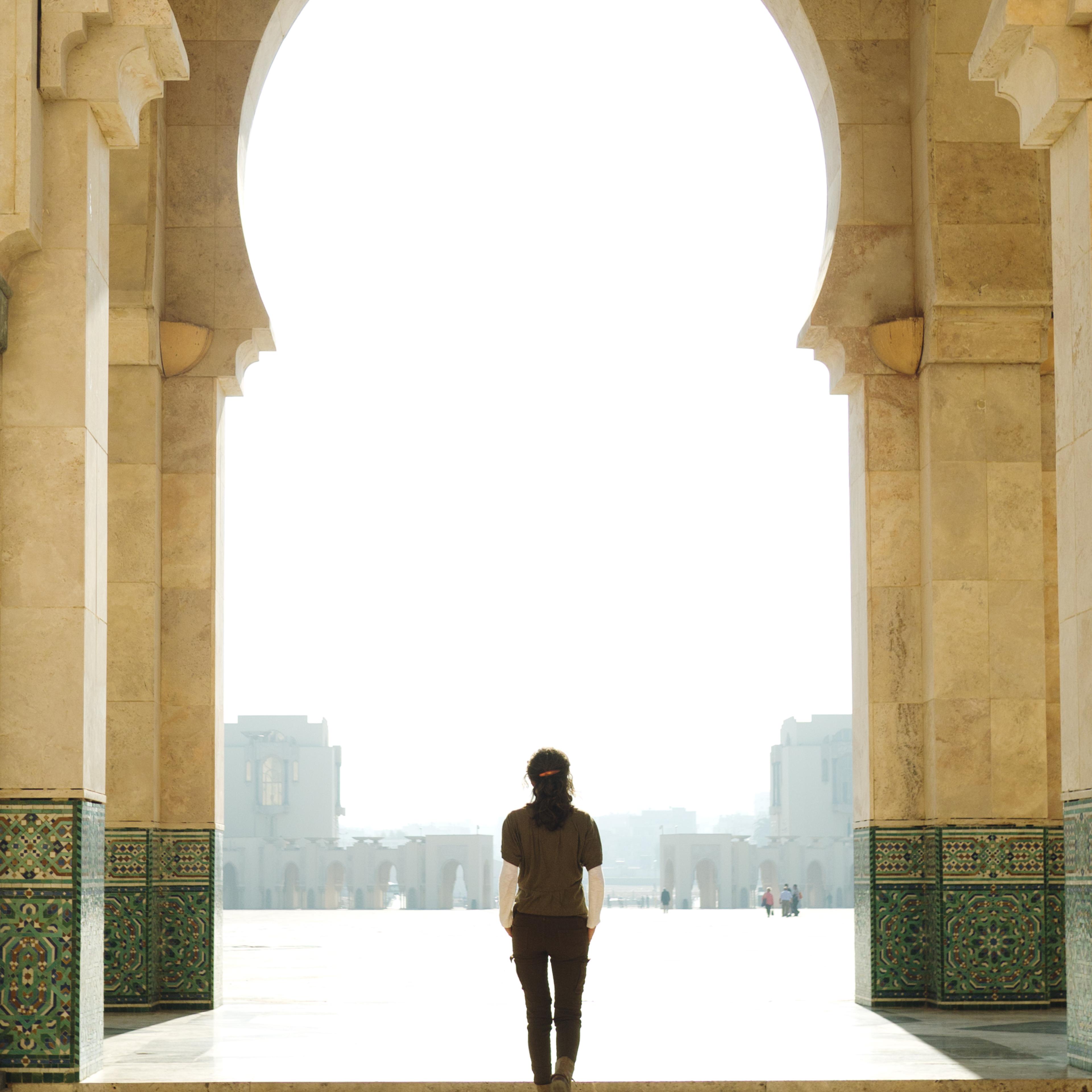 woman-at-mosque-gate