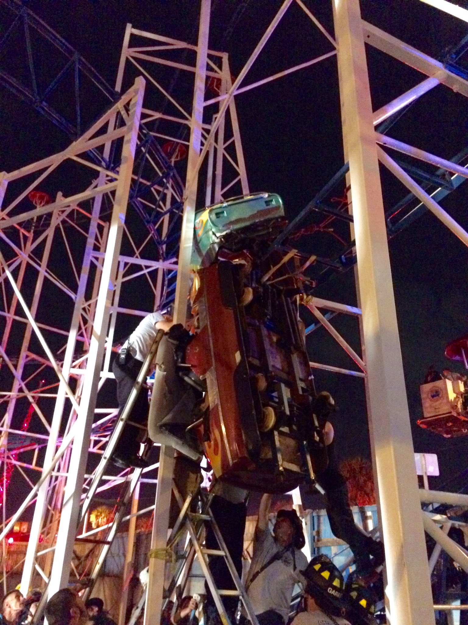 ROLLER-COASTER-DERAILS-FLORIDA