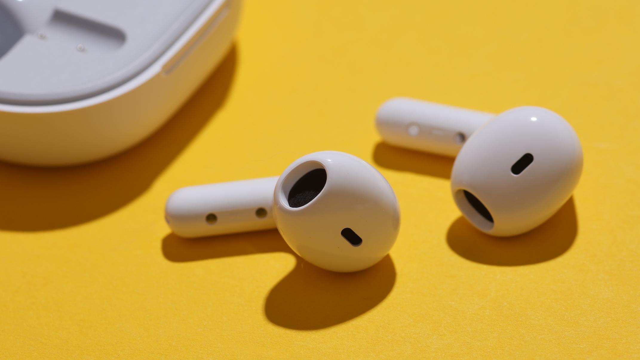 The Case Against Wearing Headphones in Public