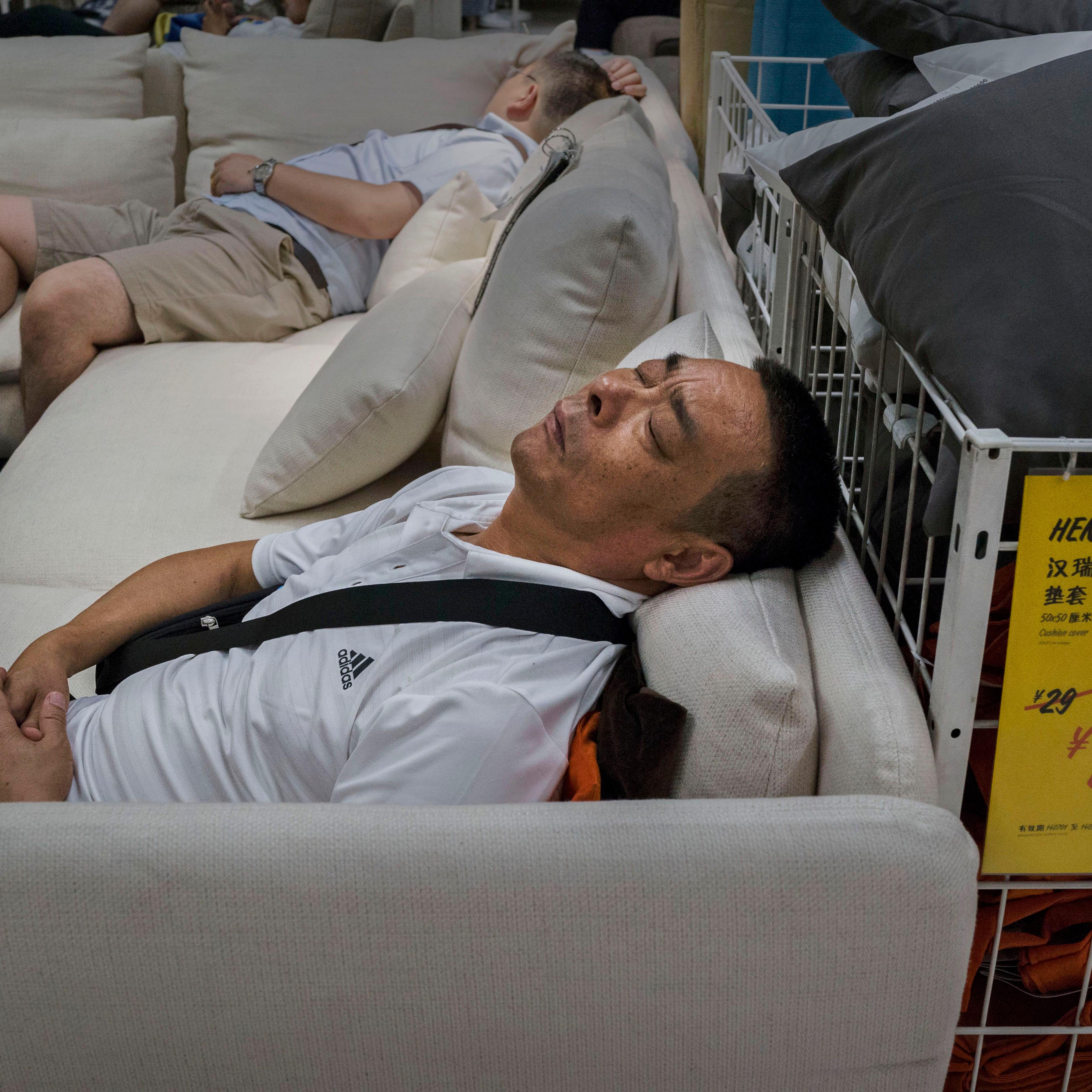 Chinese Shoppers Make The Most Of IKEA's Open Bed Policy