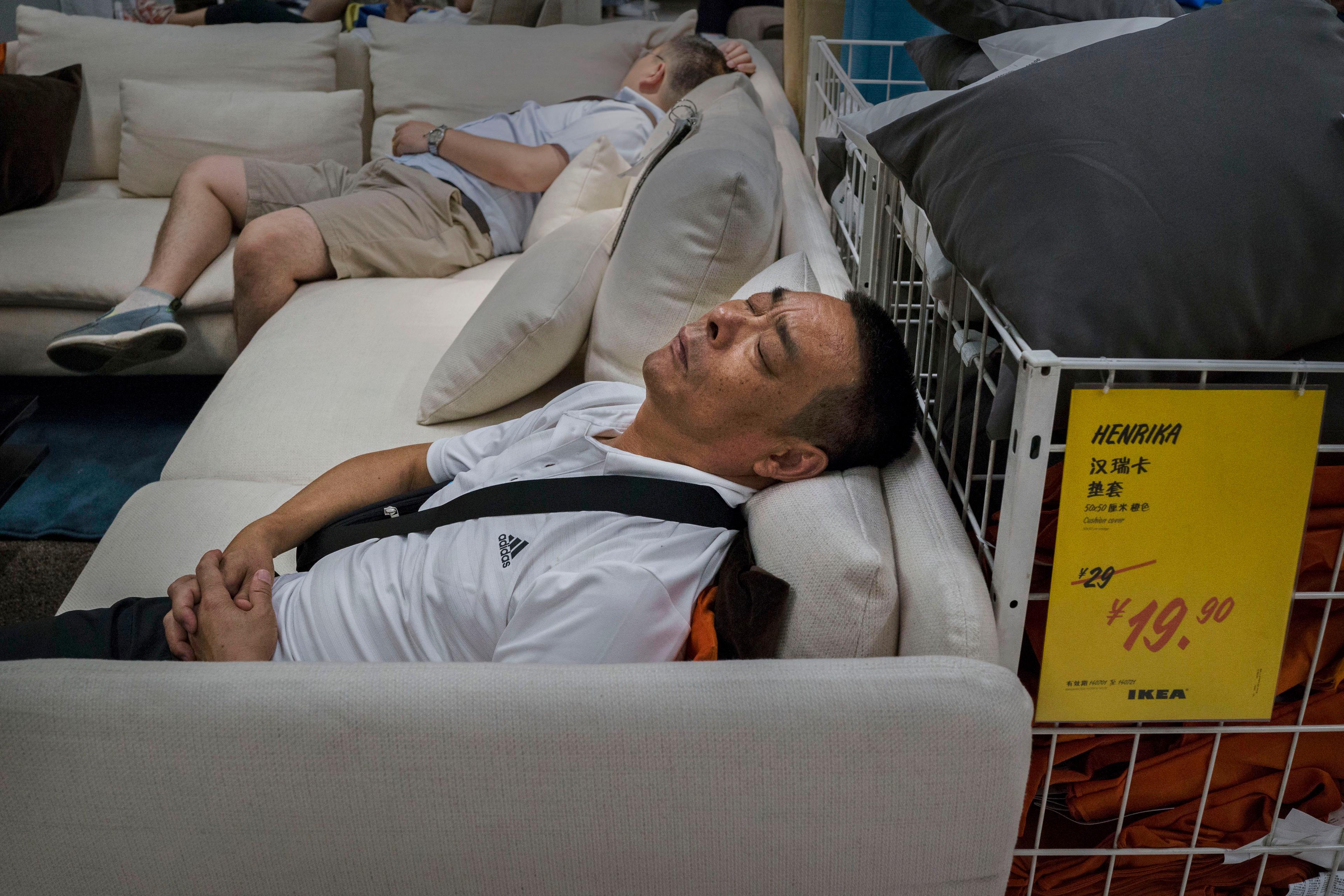 Chinese Shoppers Make The Most Of IKEA's Open Bed Policy