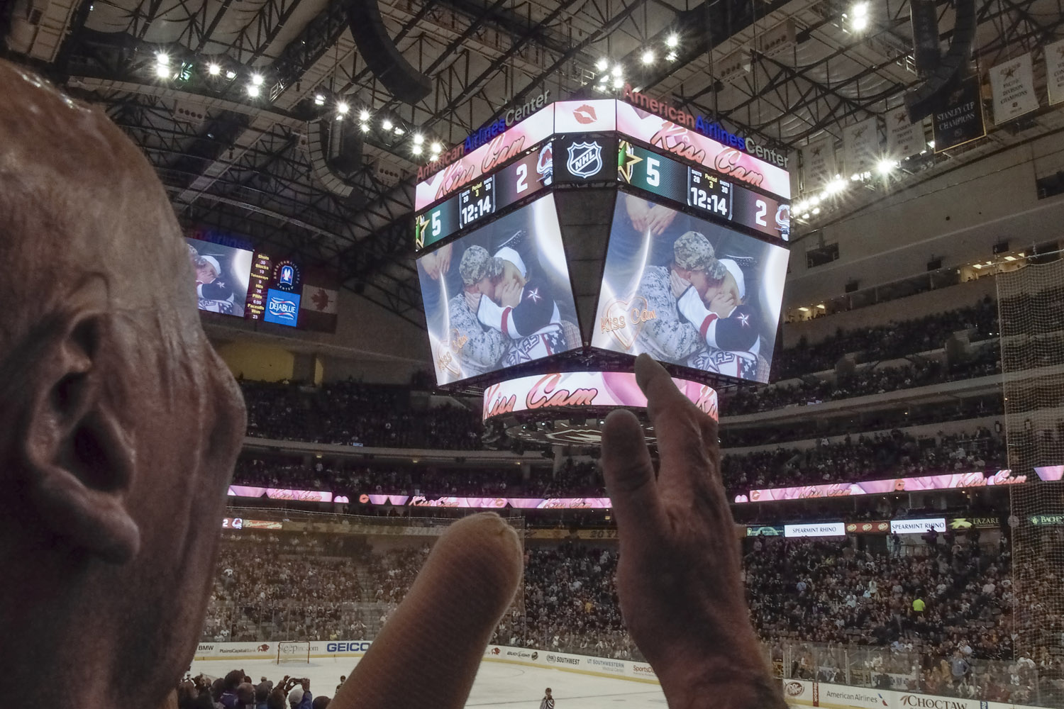 2013.  Dallas, TX.  USA.  Bobby applauds a soldier recently returned from Afghanistan during a Dallas Stars hockey game.   Bobby Henline, 41, veteran of four tours to Iraq and sole survivor of an IED blast that killed the other four soldiers in his humve