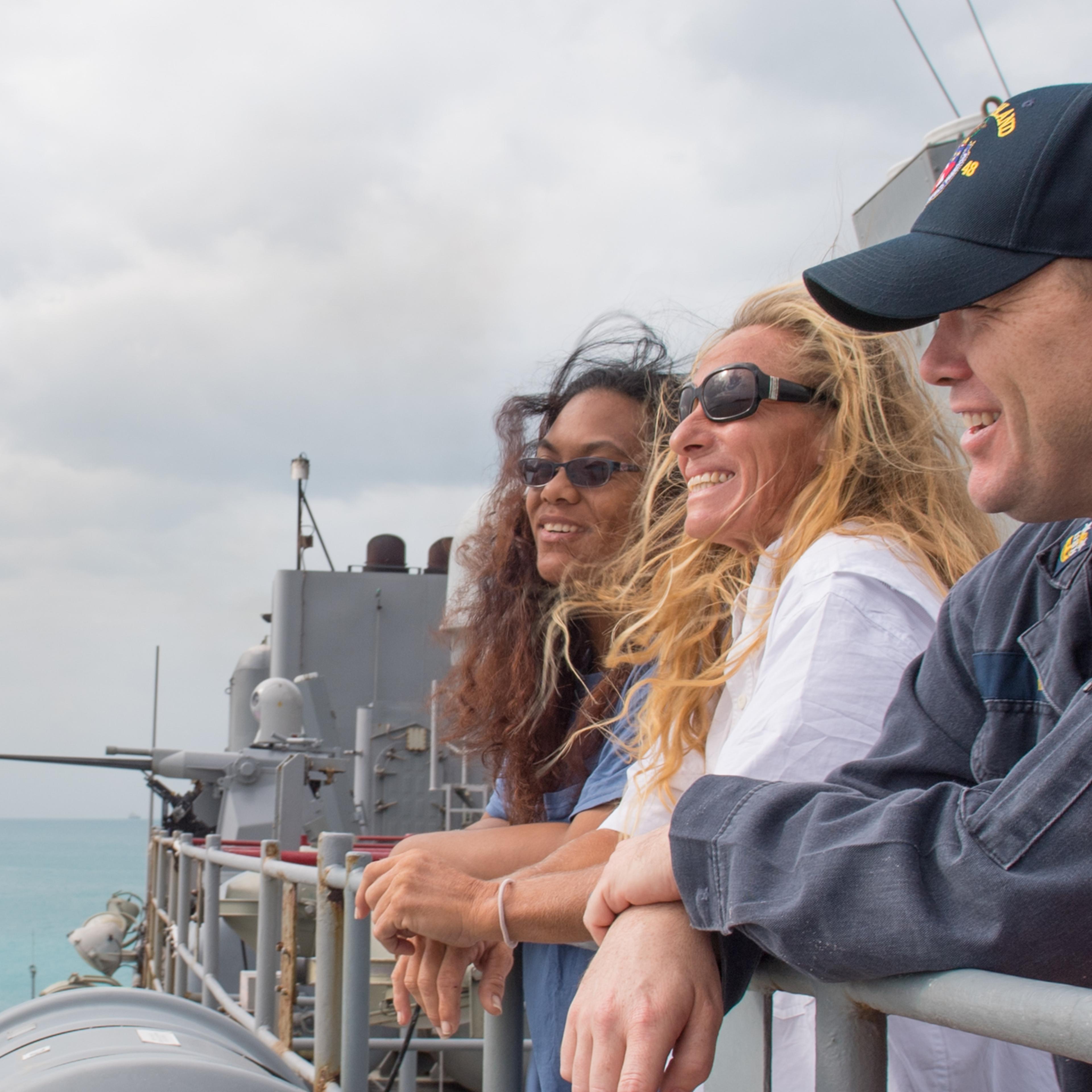 USS Ashland arrives in Okinawa with Mariners