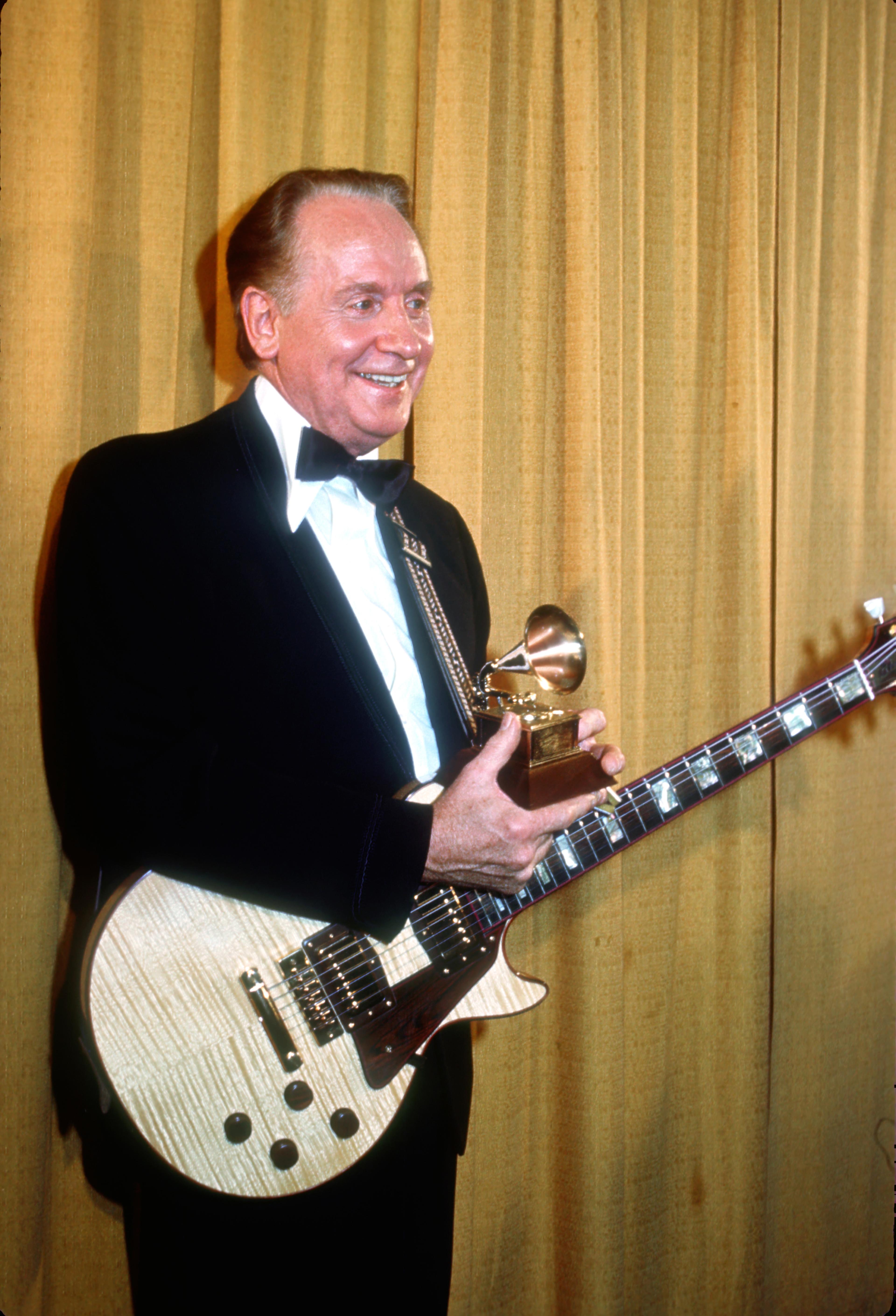 Less Paul Singer Photos of Les Paul's Life in Music