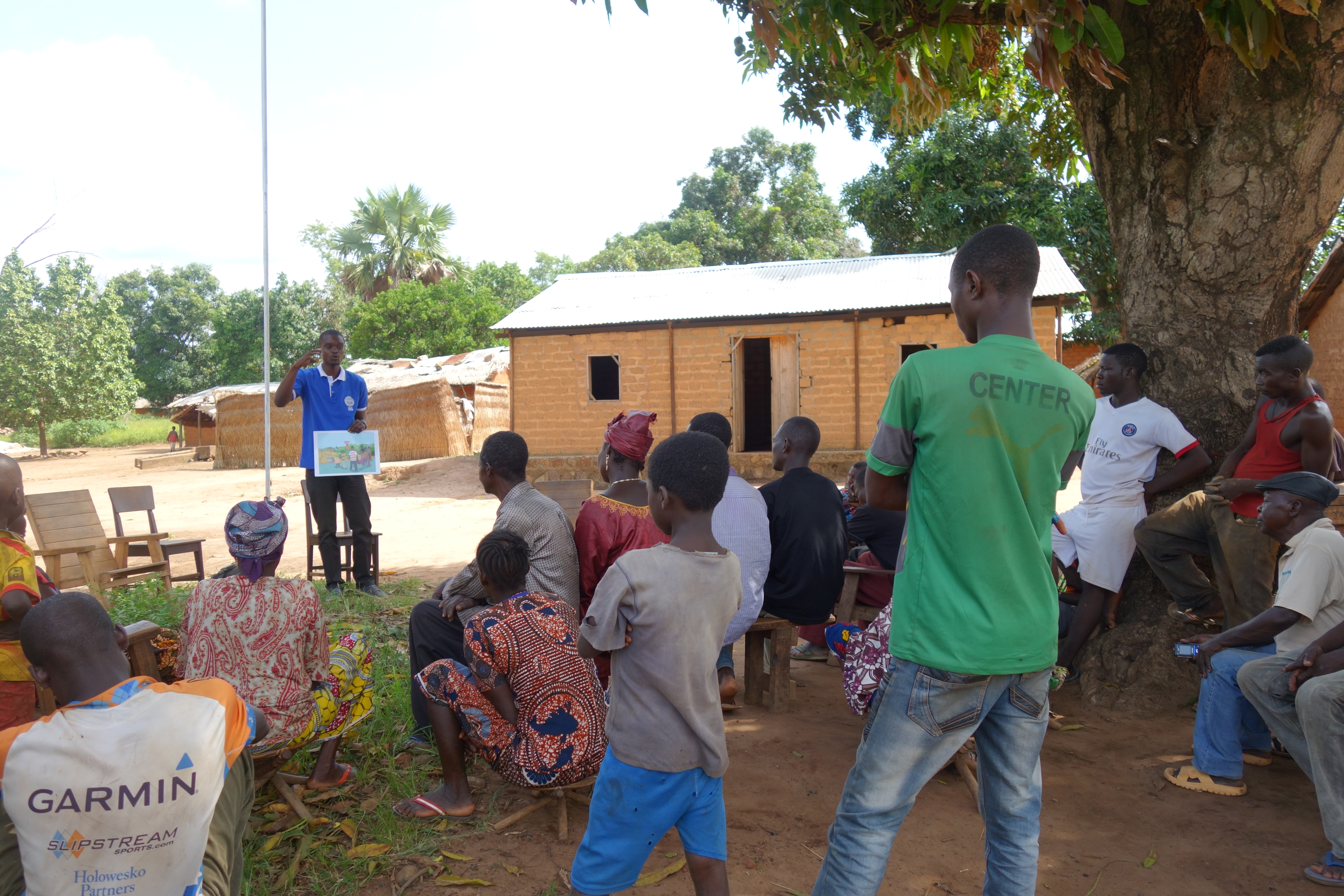 Child Soldiers International partner, Enfants Sans Frontieres, delivers community workshop on preventing child recruitment.