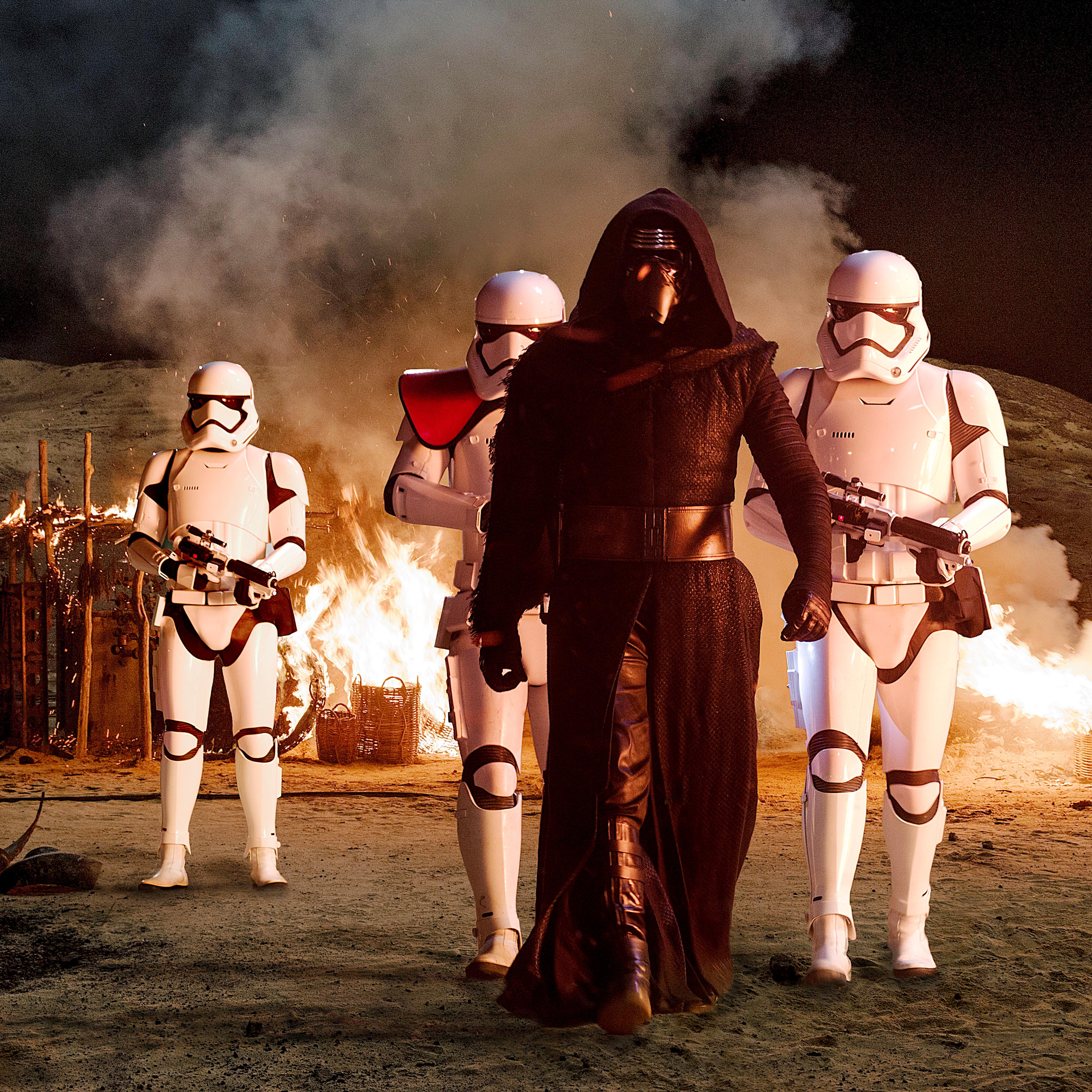 Star Wars: The Force AwakensKylo Ren (Adam Driver) with StormtroopersPh: David James©Lucasfilm 2015