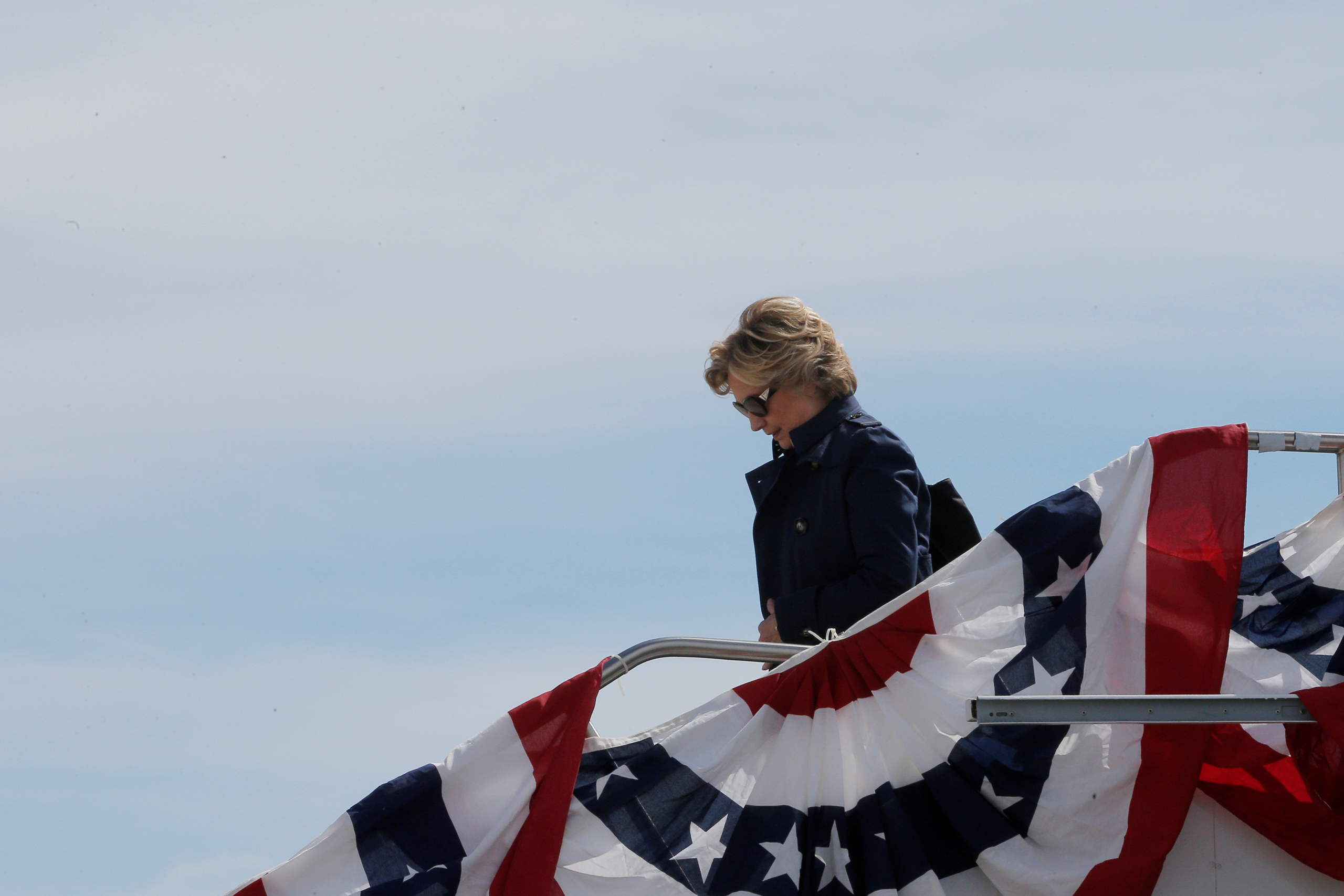 U.S. Democratic presidential nominee Hillary Clinton arrives at the airport in St. Louis, Missouri, U.S. for the second presidential debate with U.S. Republican presidential candidate Donald Trump October 9, 2016. REUTERS/Brian Snyder - RTSRHJK