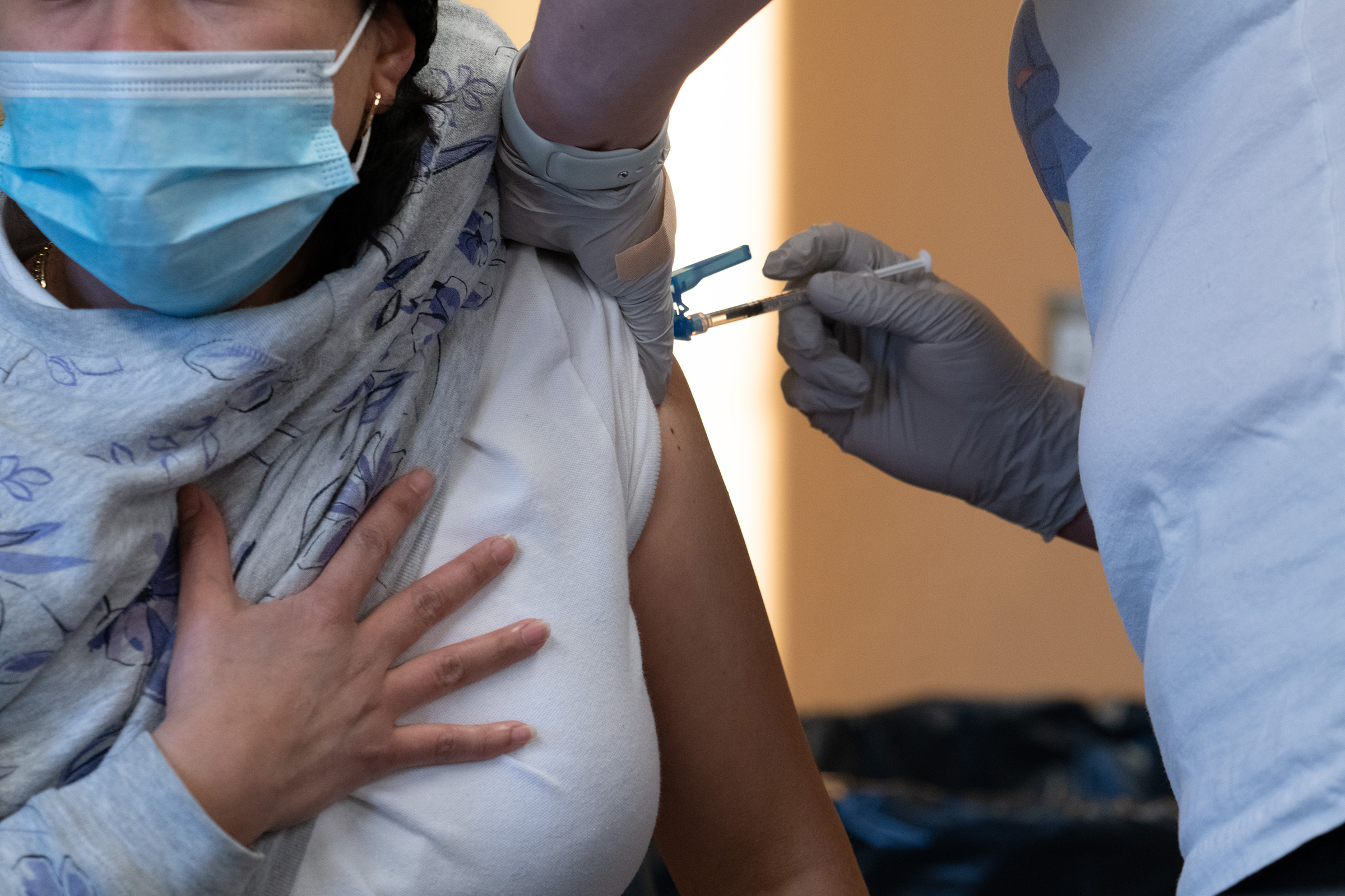 A healthcare worker administers a dose of the Pfizer-BioNTech Covid-19 vaccine at a vaccination clinic in Peabody, Mass., on Jan. 26, 2022.