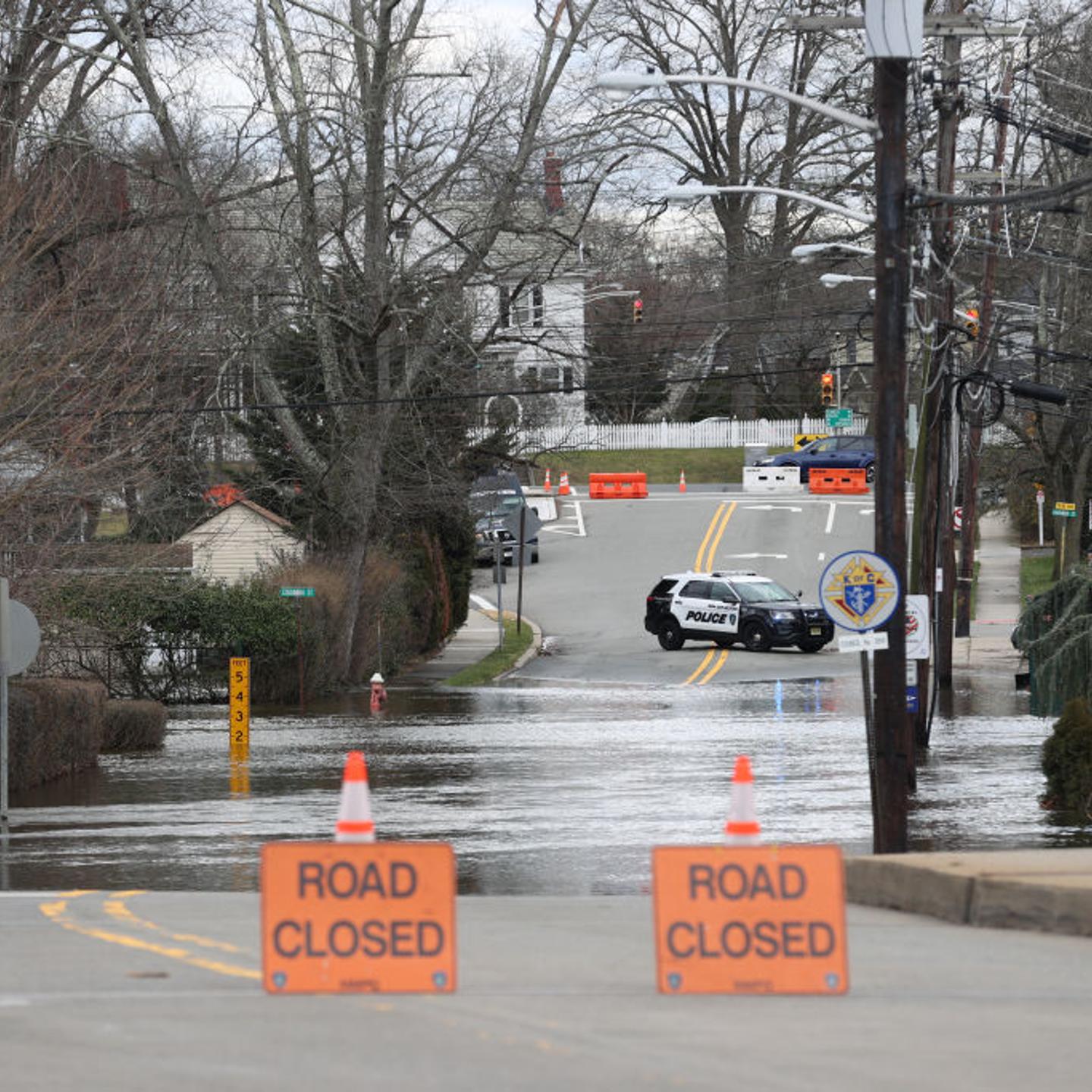 Strong storm floods riverside settlements in Bergen County