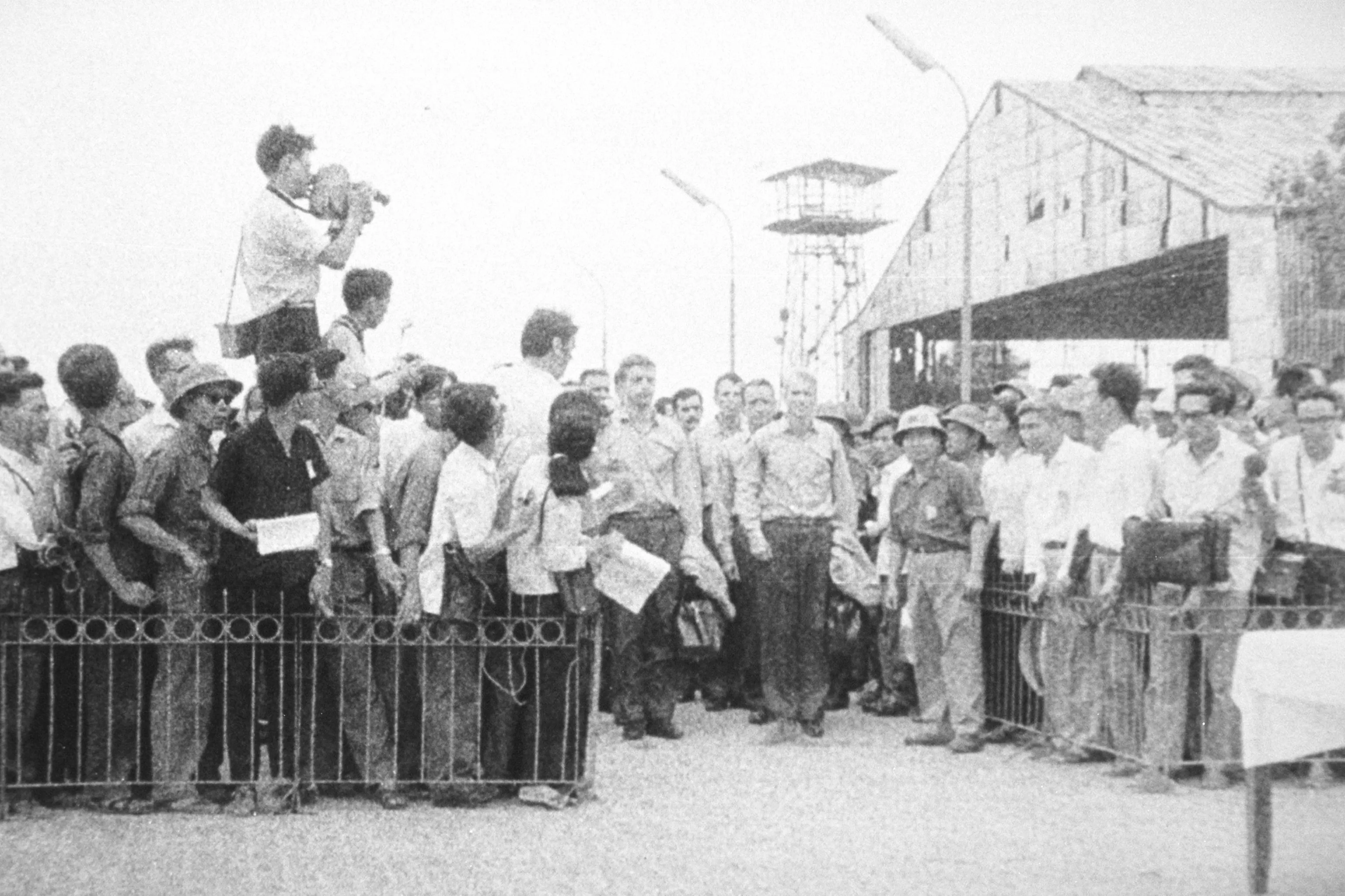 Senator John Mccain, right, leads a group of men released from a P.O.W. camp In Hanoi