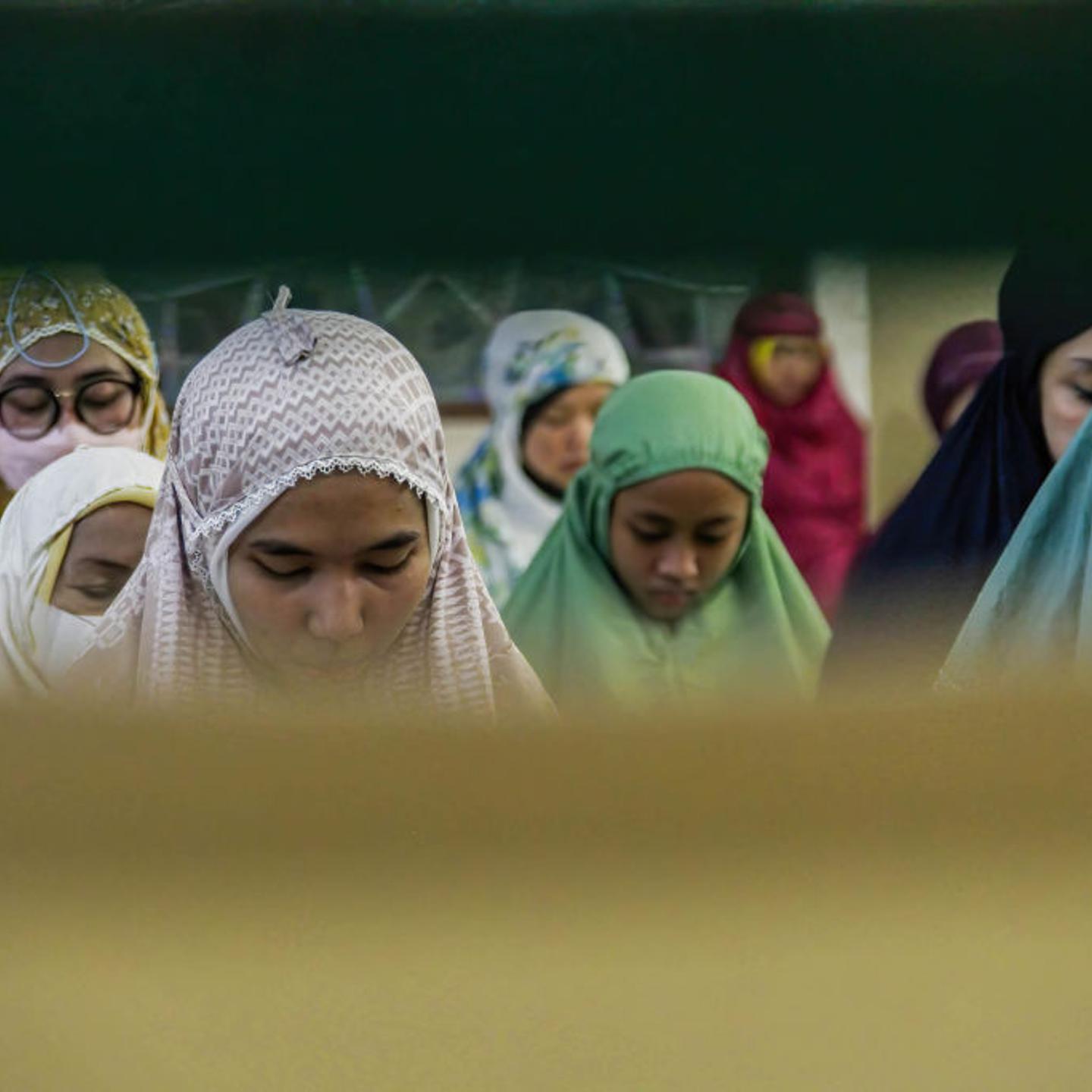 Indonesian Muslim women perform the first 'Tarawih' prayer