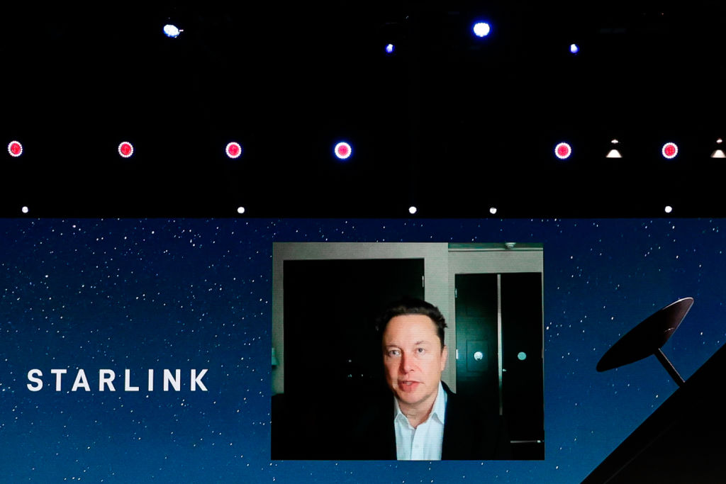 Elon-musk-enters-in-flight-wifi-market