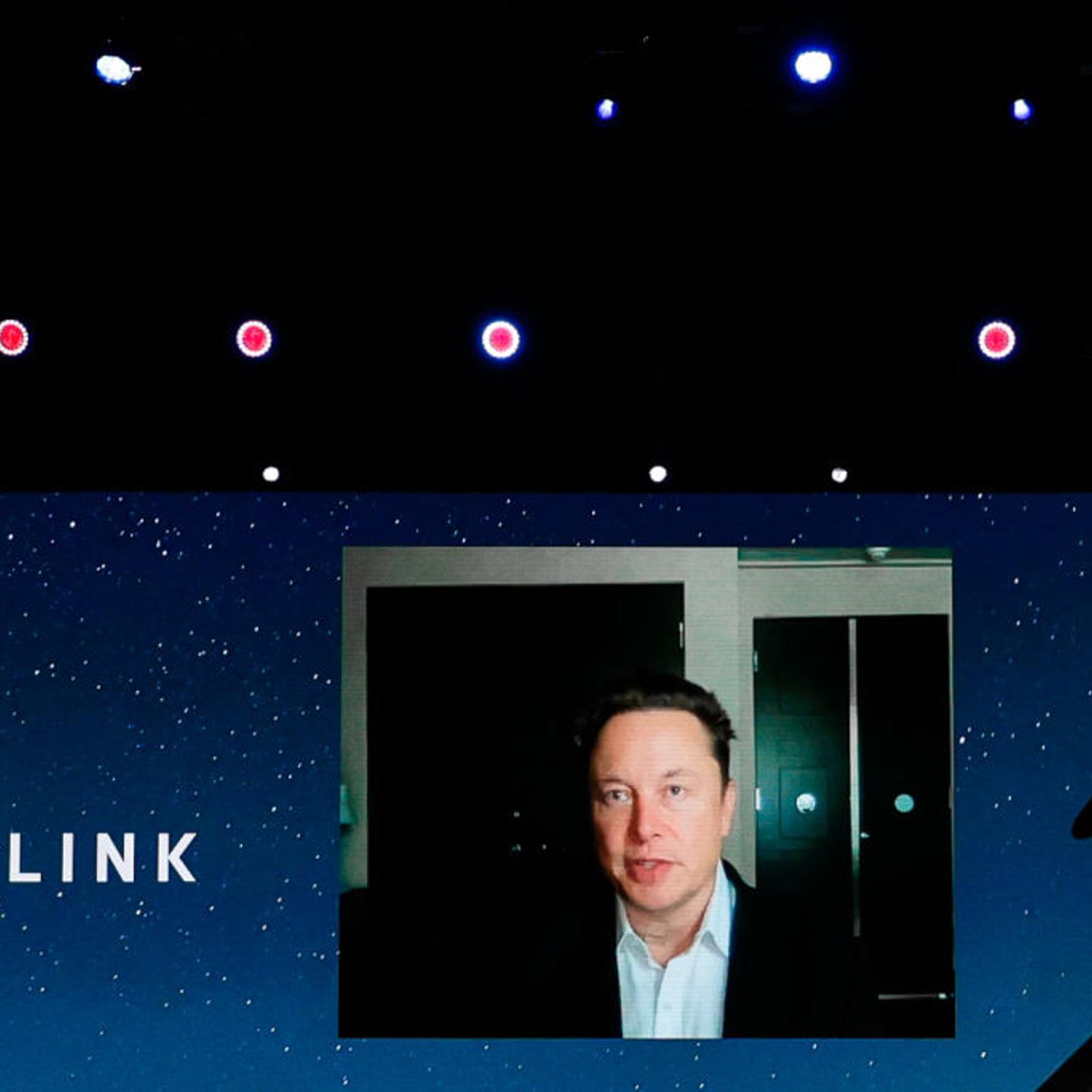 Elon-musk-enters-in-flight-wifi-market
