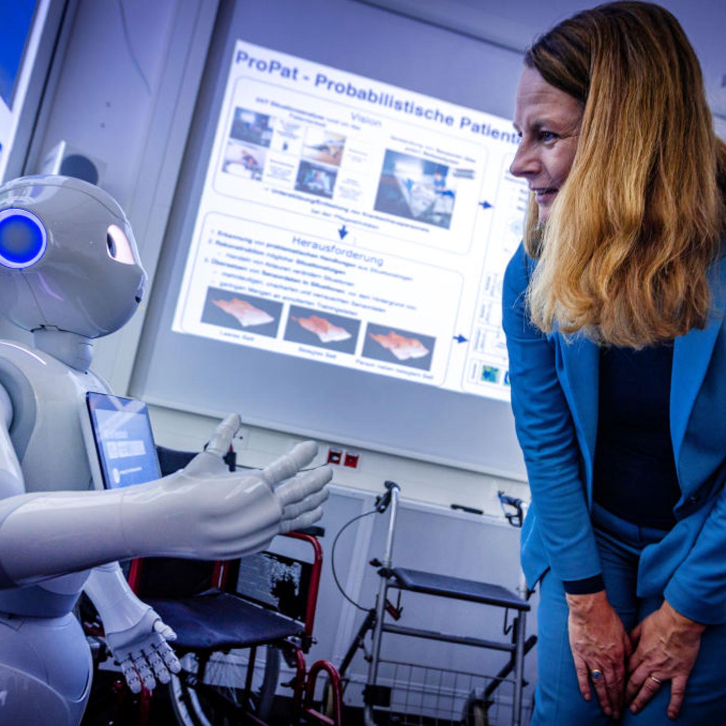 Science Minister visits the Rostock AI Center