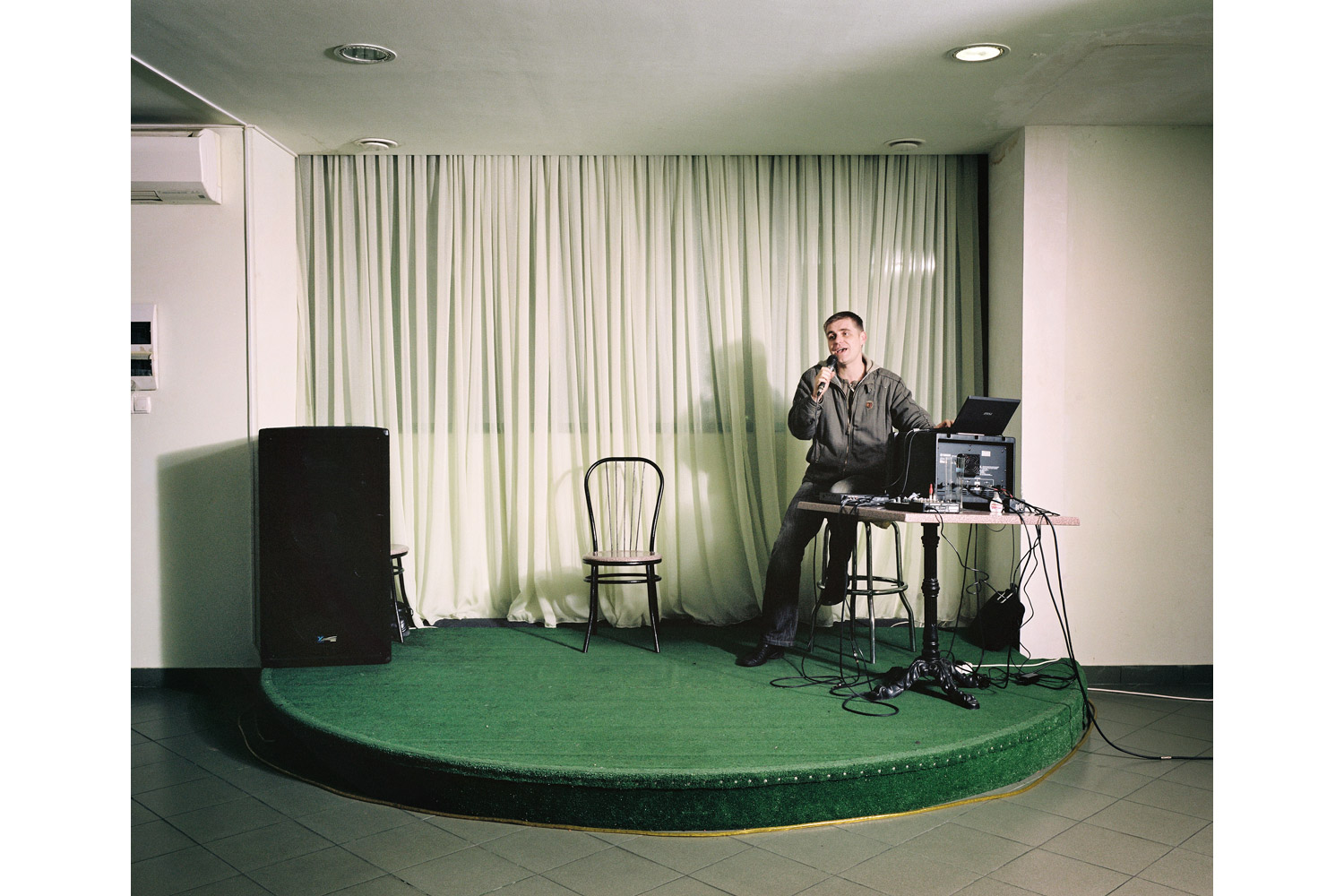 Denis Kursekov sings Perekrestok ("Crossroads") Balayeva restaurant, Sochi.