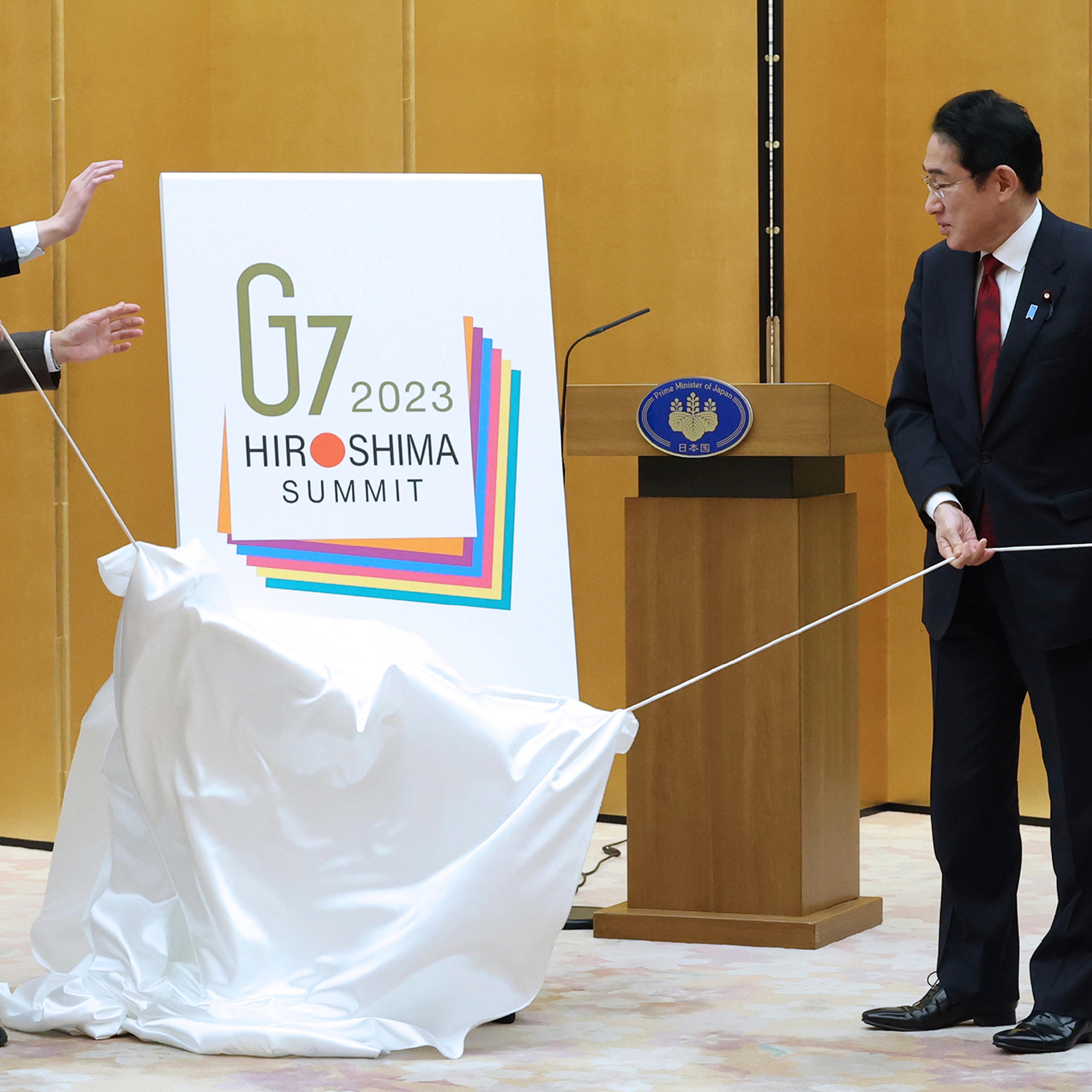 Japan Prime Minister Fumio Kishida (second from right) unveils the G7 summit logo at his Tokyo office in December.