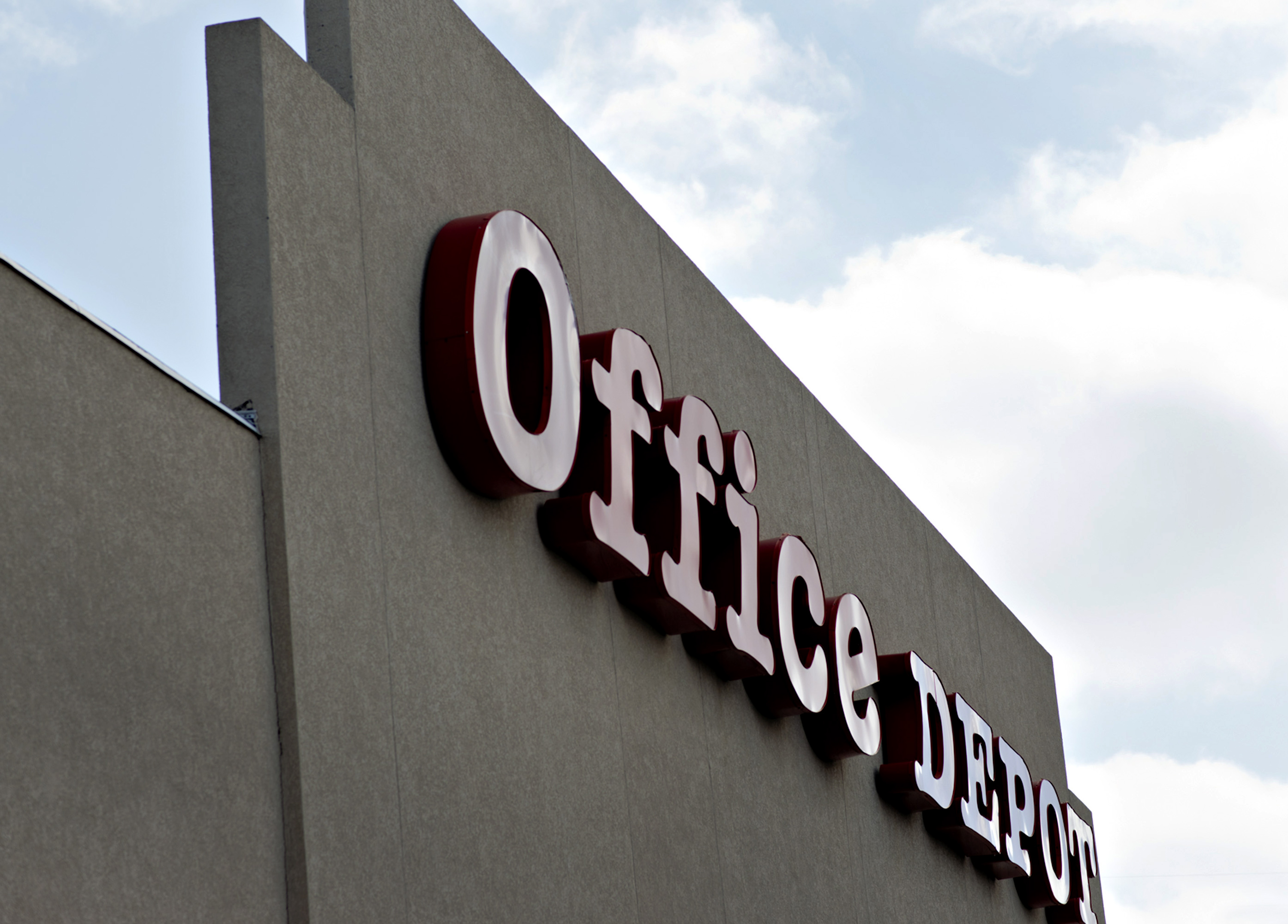 Office Depot, OfficeMax Said to Discuss Merger Under Pressure