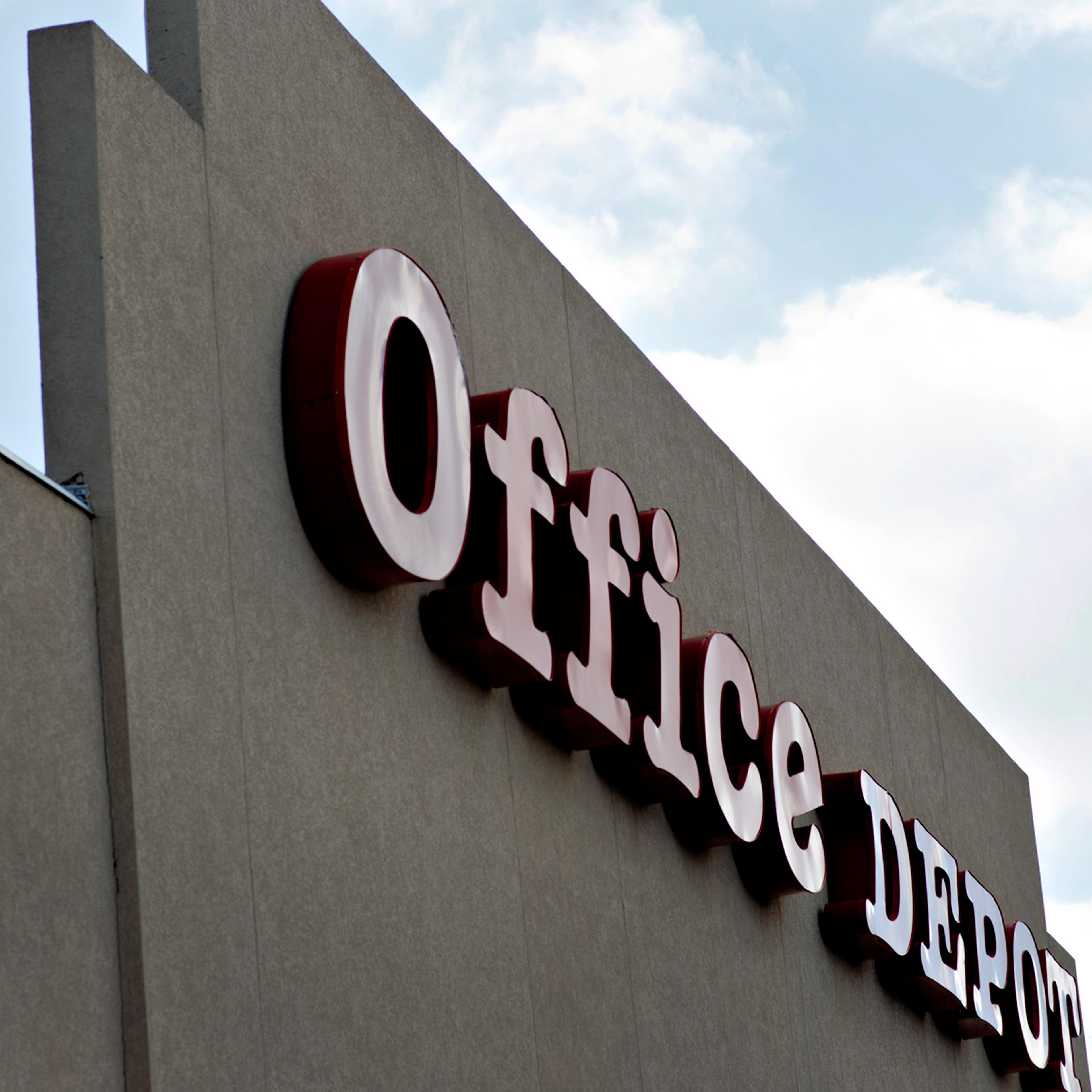 Office Depot, OfficeMax Said to Discuss Merger Under Pressure