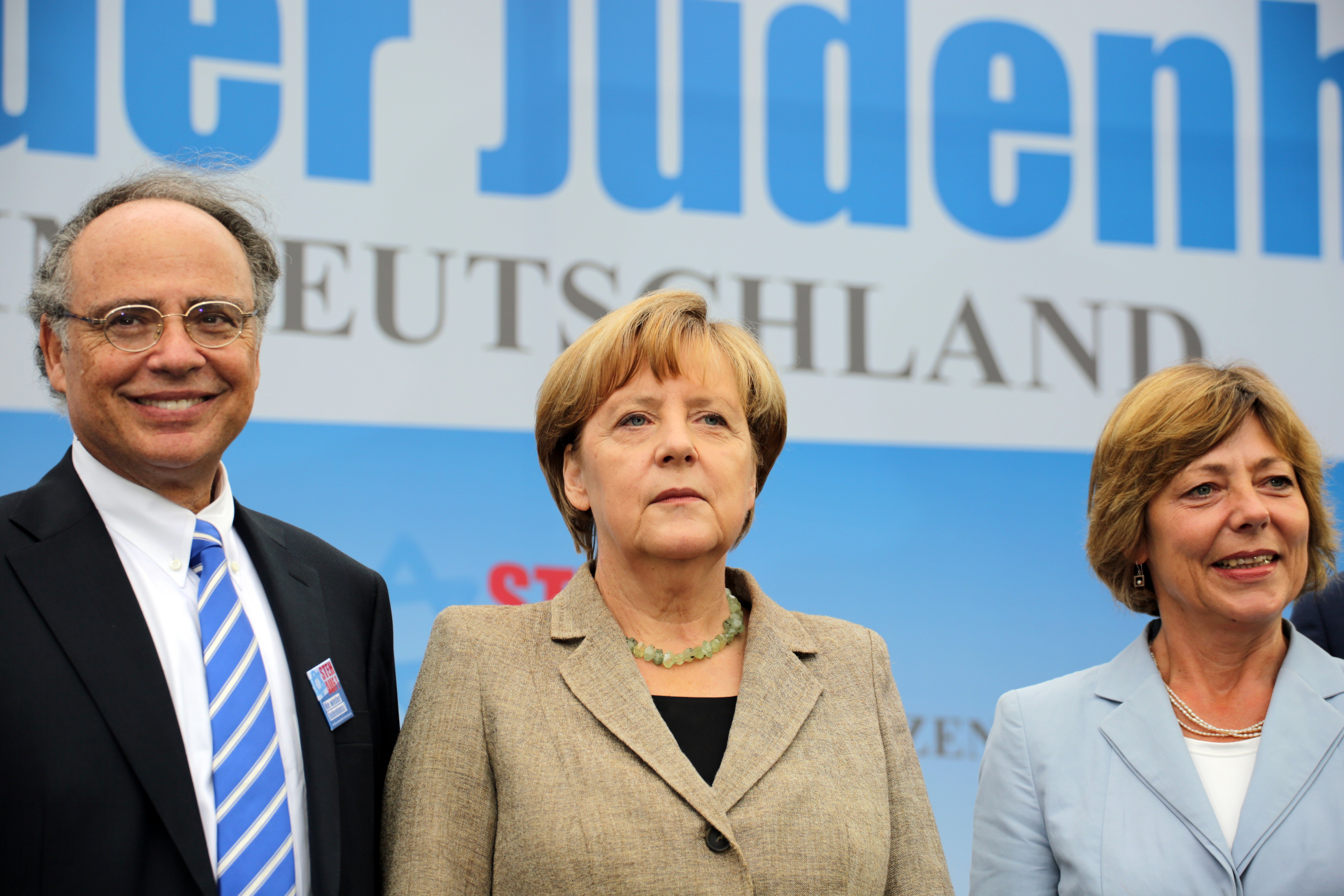 President Gauck and Angela Merkel attend Berlin anti-semitism rally