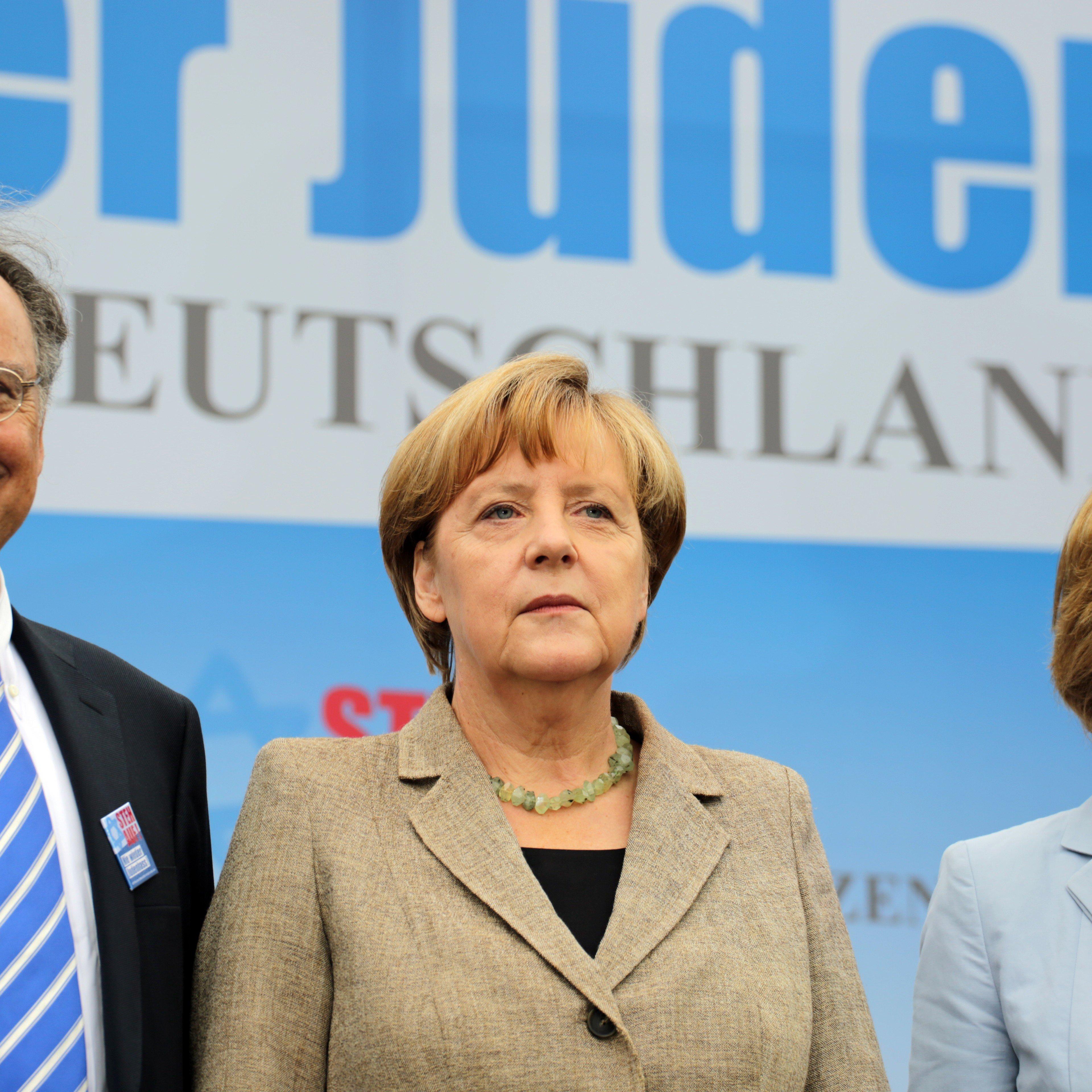 President Gauck and Angela Merkel attend Berlin anti-semitism rally