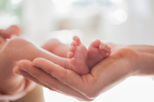 mother-baby-feet