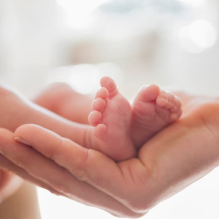mother-baby-feet