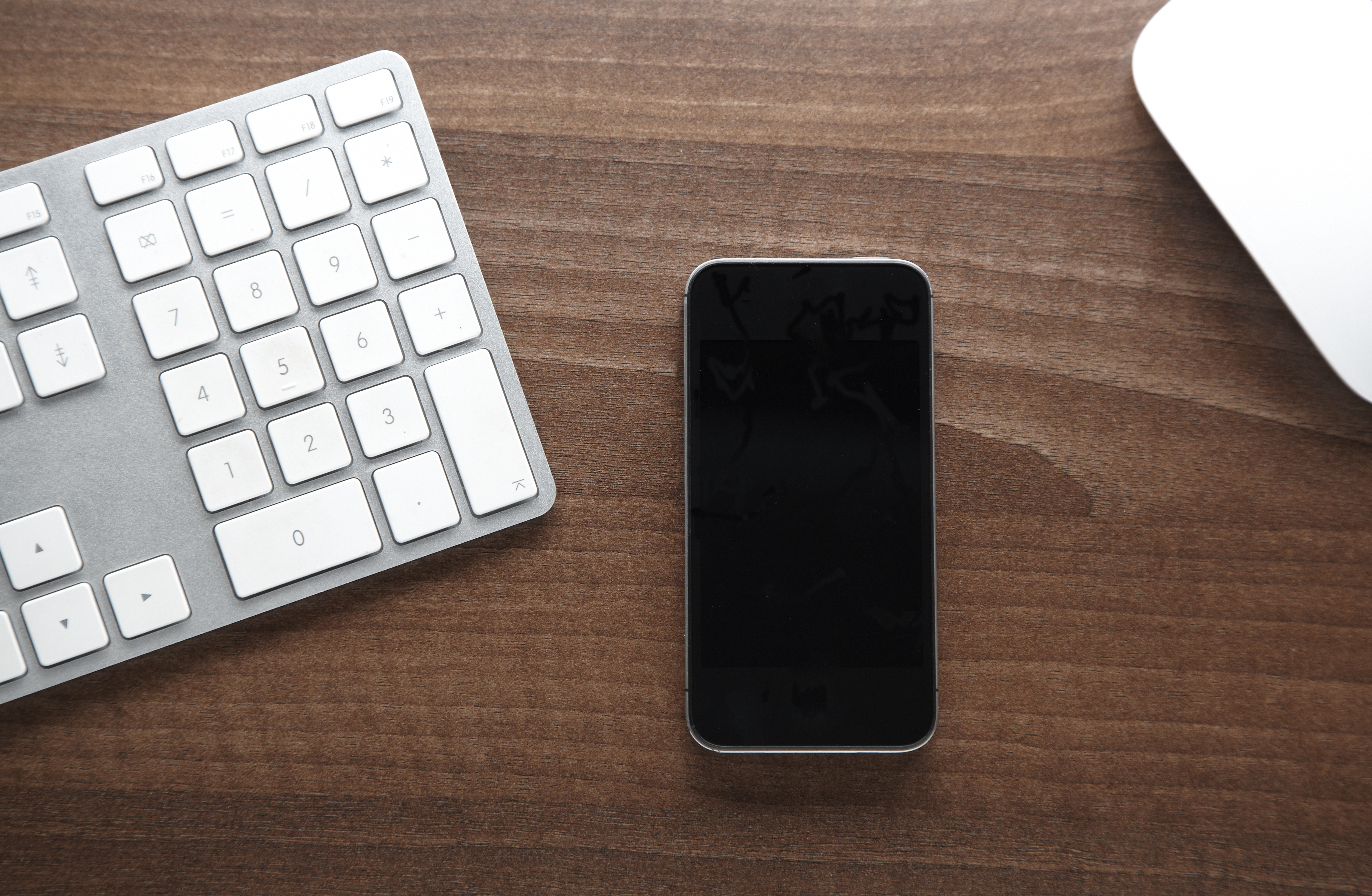 smartphone-keyboard-desk