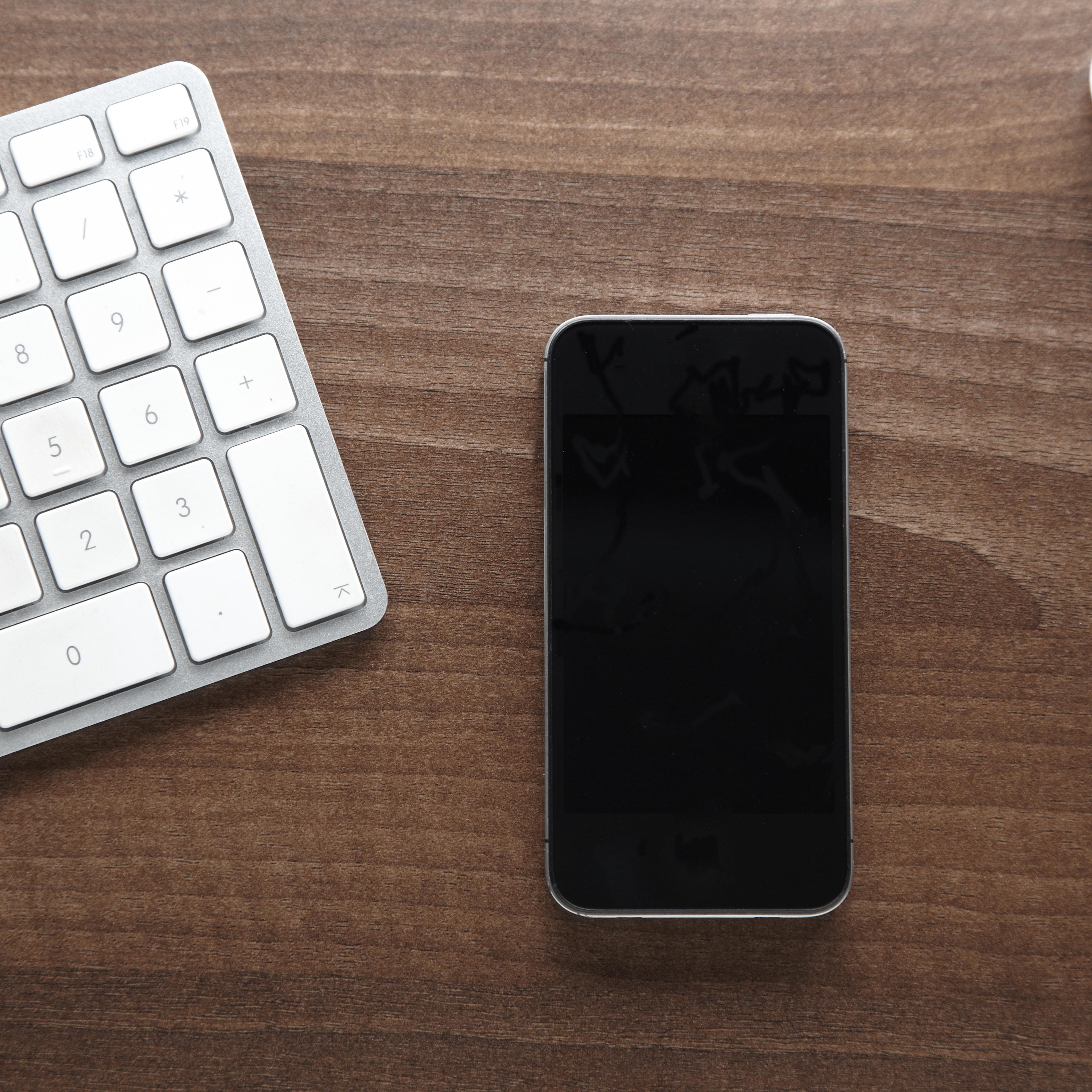 smartphone-keyboard-desk