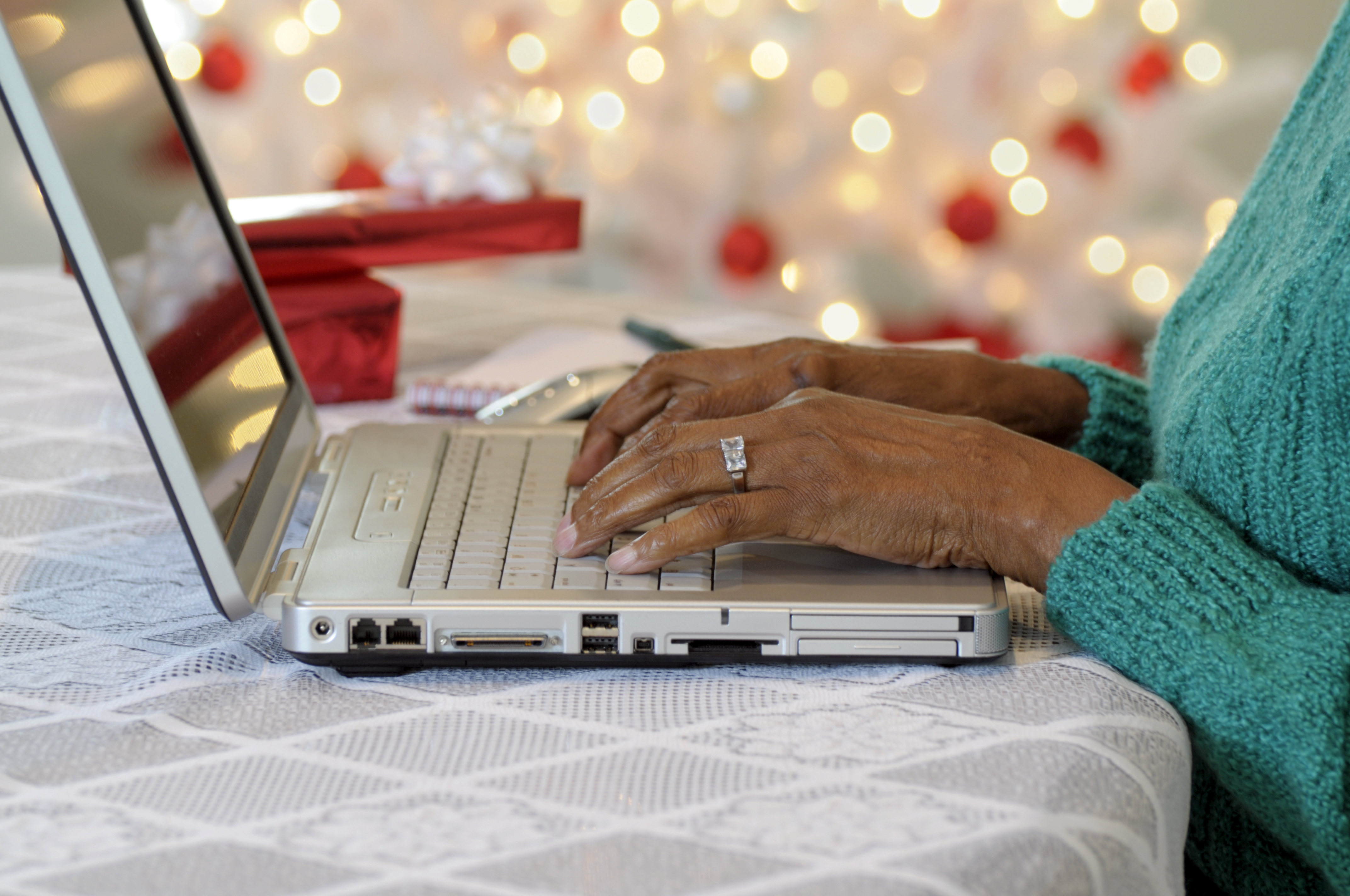 woman-using-laptop-holiday