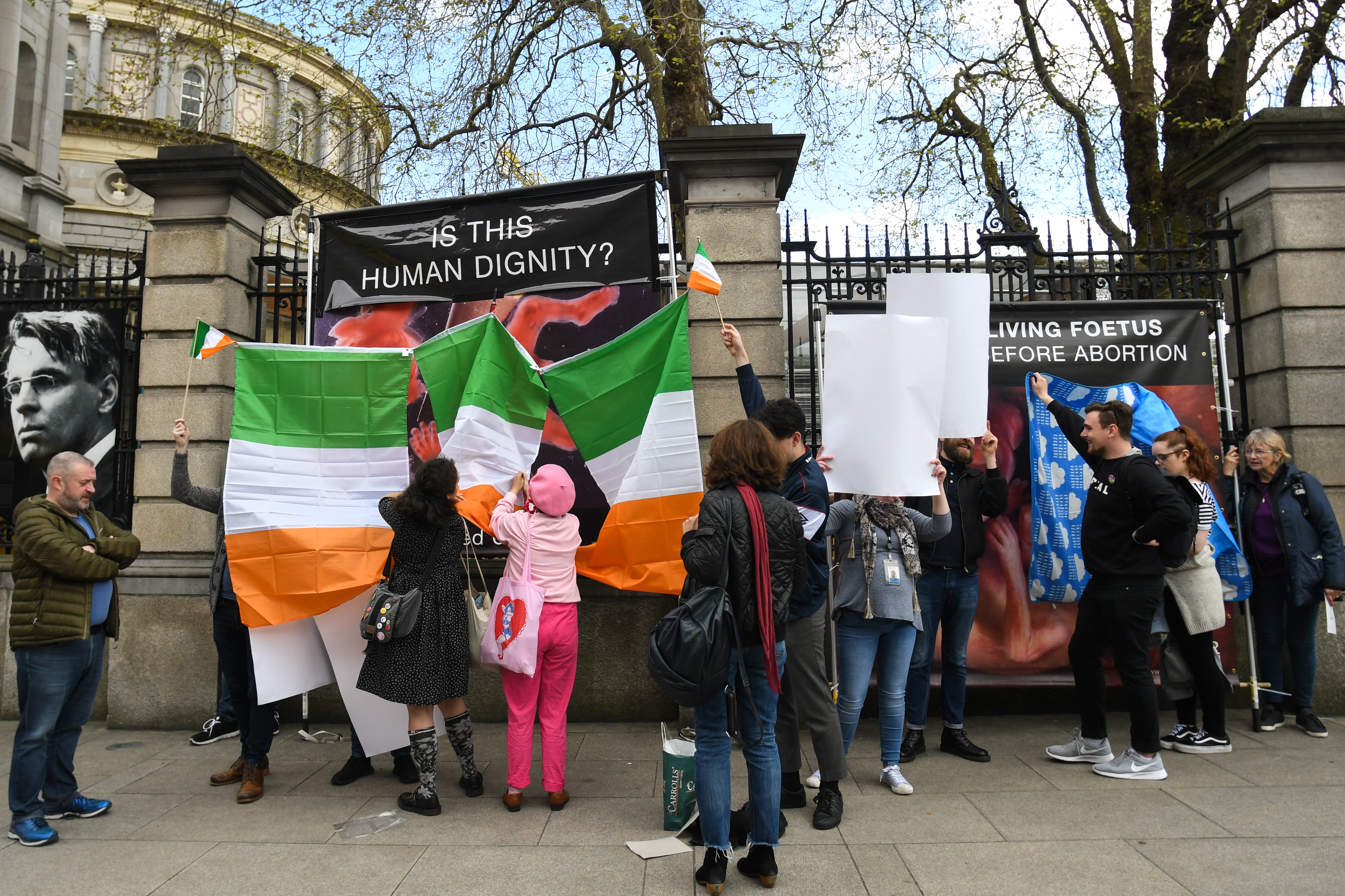 Both sides in Irish referendum continue to Clash