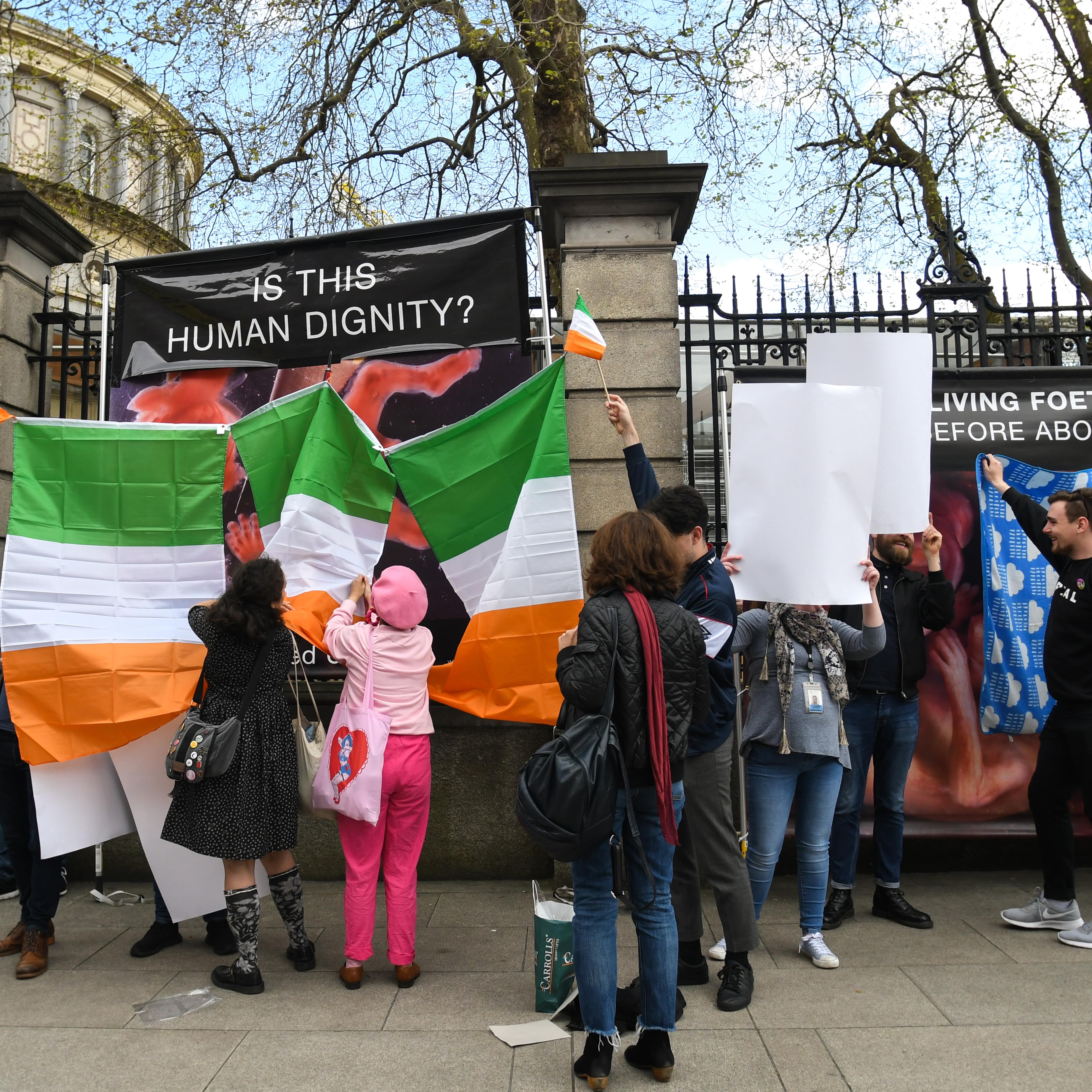 Both sides in Irish referendum continue to Clash
