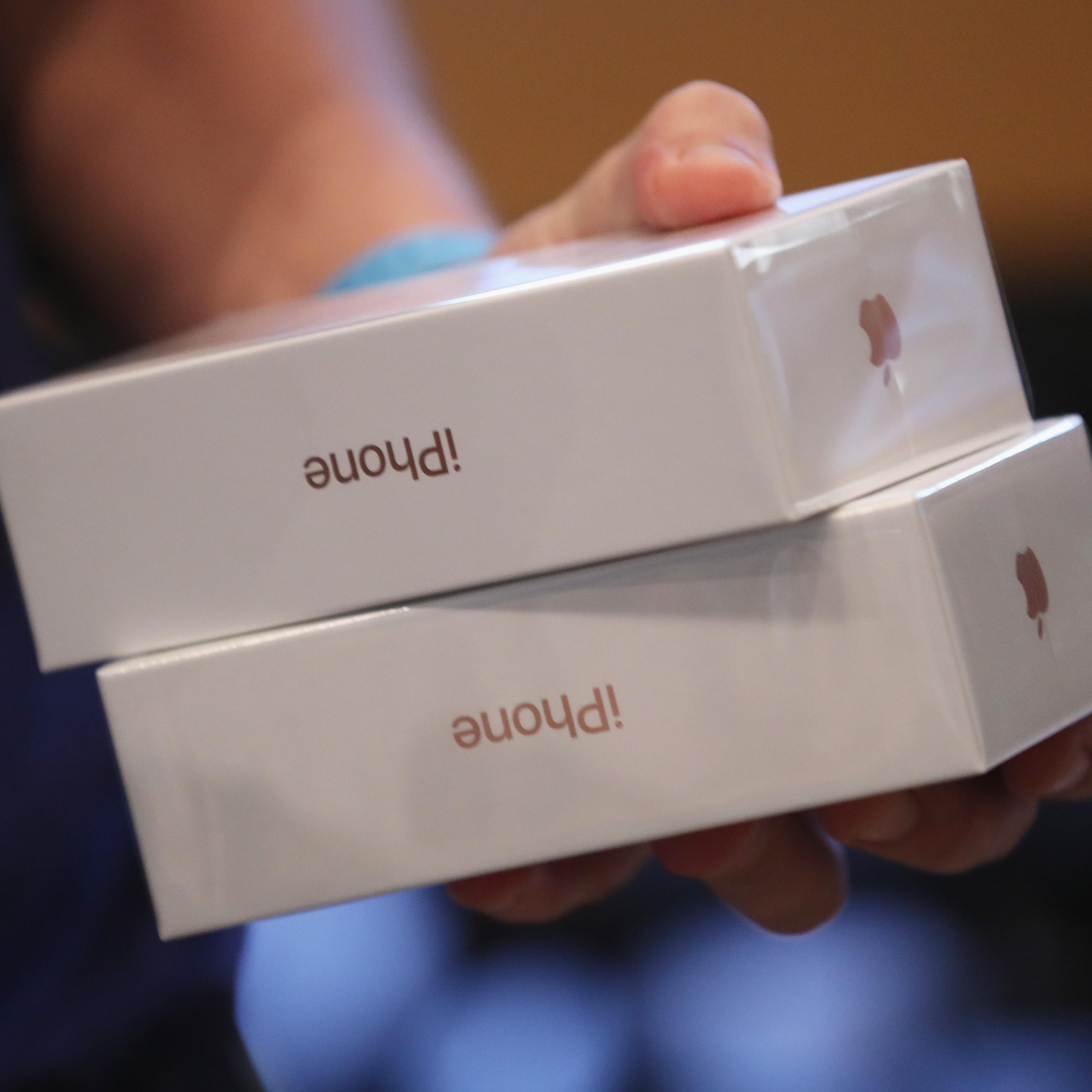 Apple Fans Await iPhone 7