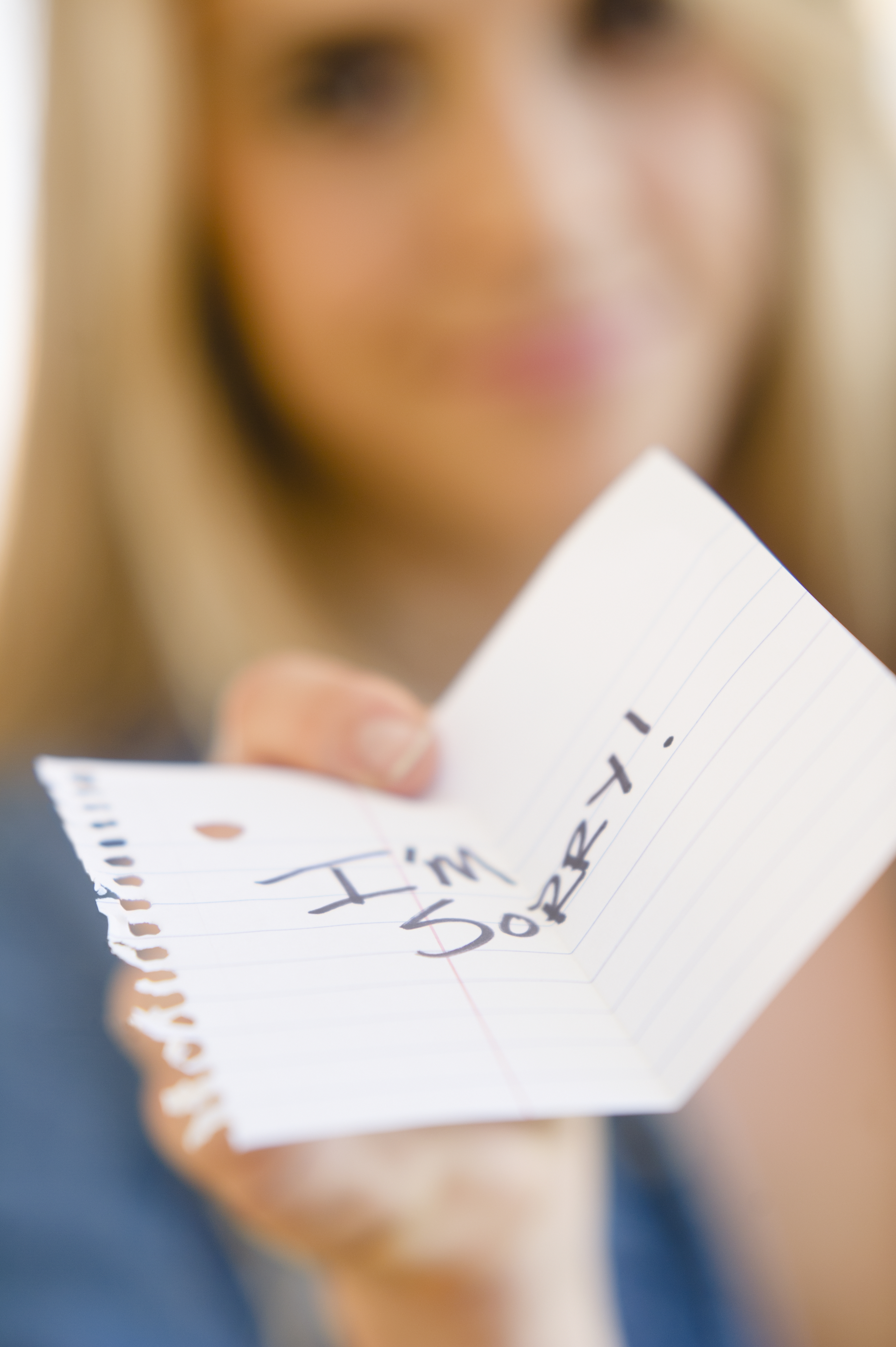 woman-holding-apology-note