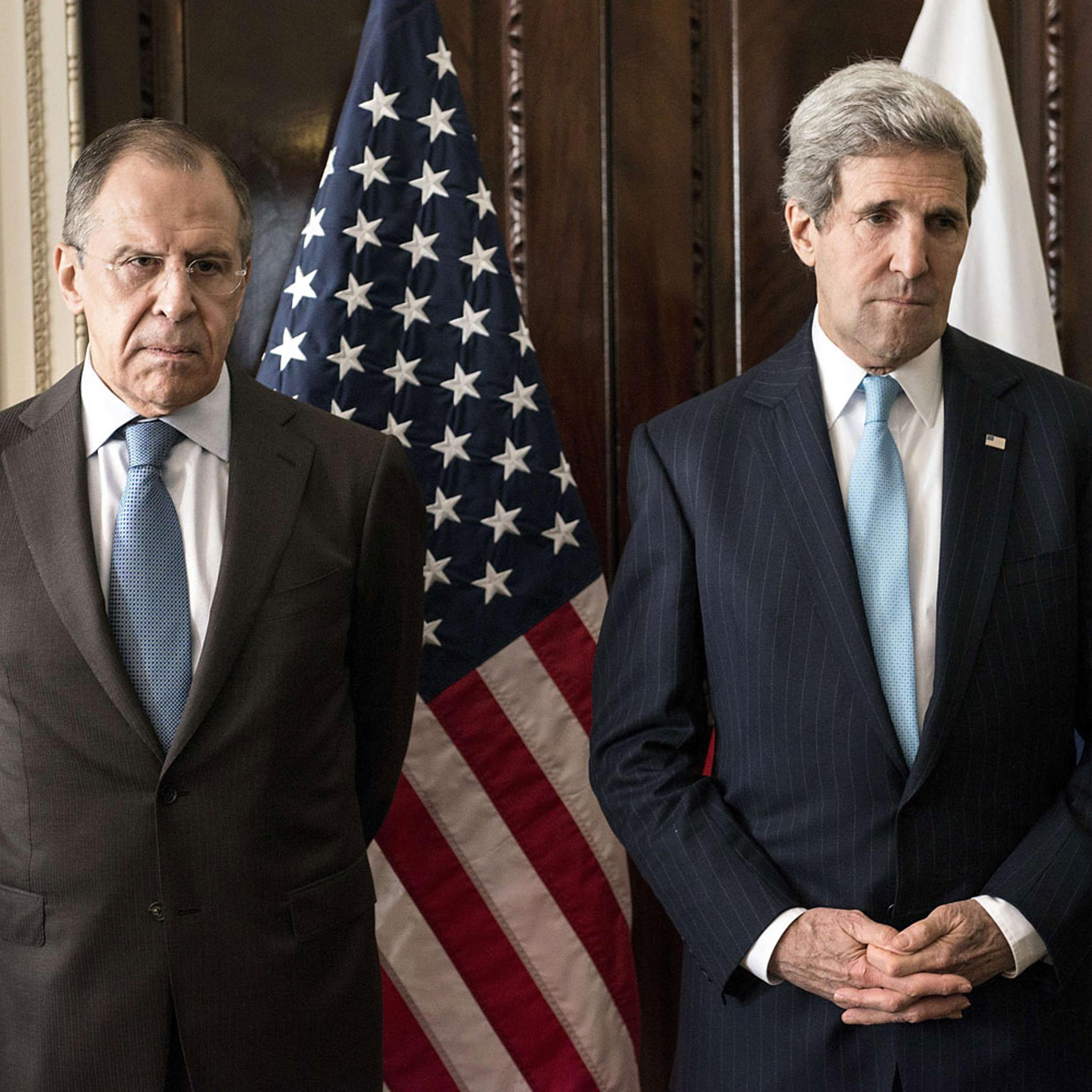 Russian Foreign Minister Sergey Lavrov (L) and US Secretary of State John Kerry stand together before a meeting at Winfield House in London on March 14, 2014.