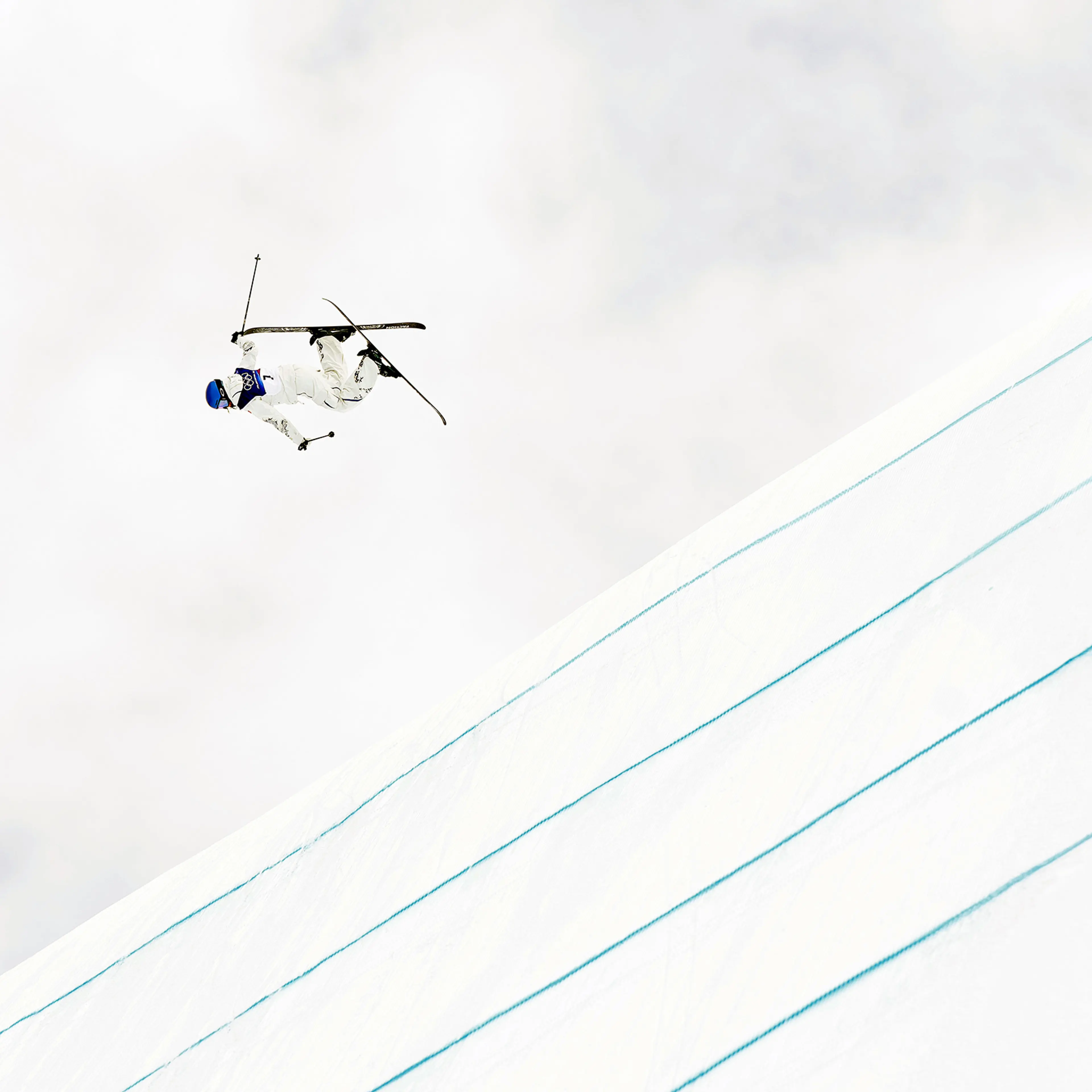 09 February 2026, Italy, Livigno: Olympia, Olympic Winter Games Milan Cortina 2026, Ski Freestyle, Slopestyle, Women, Final, Ailing Eileen Gu (China) in action.
