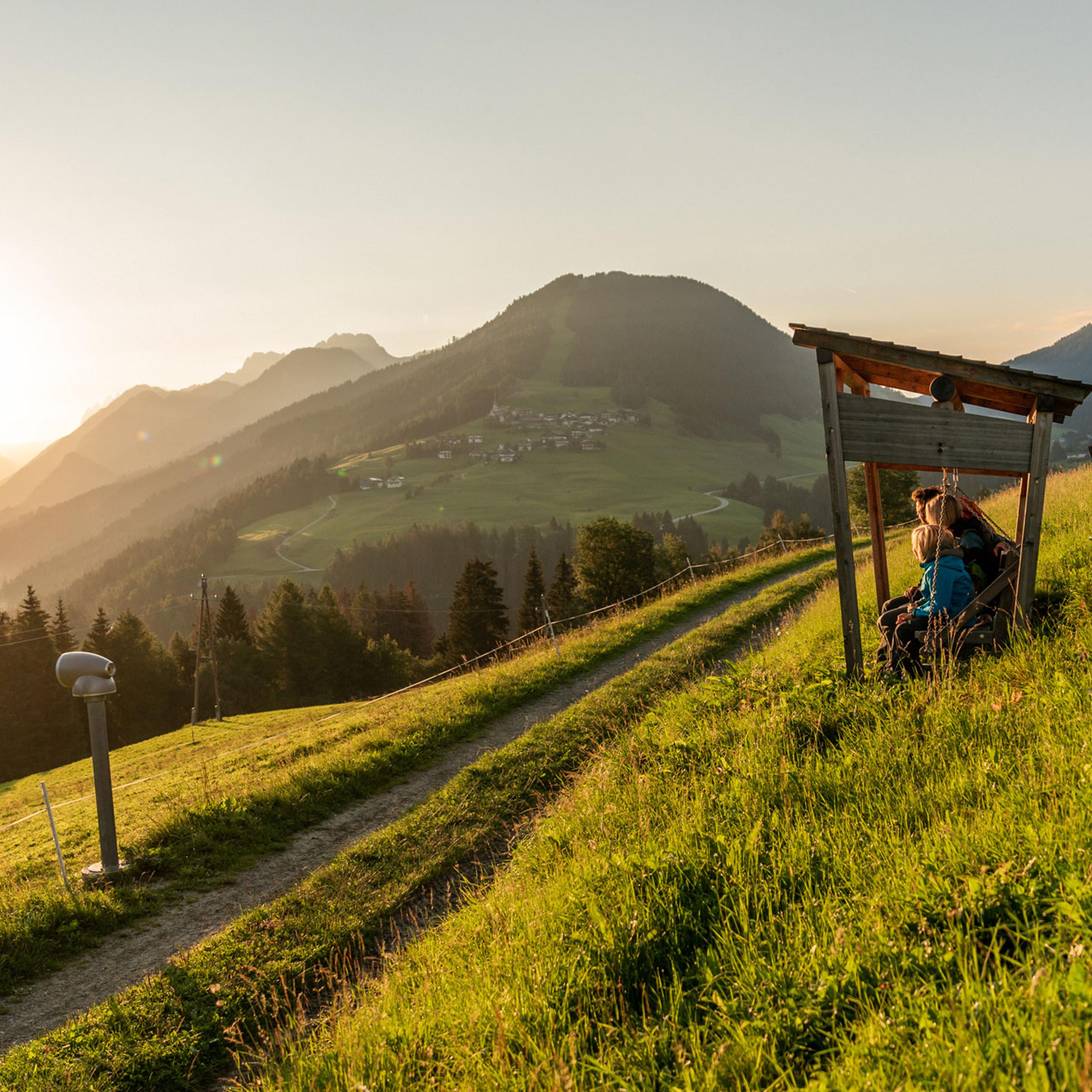 A family on the Höfe trail