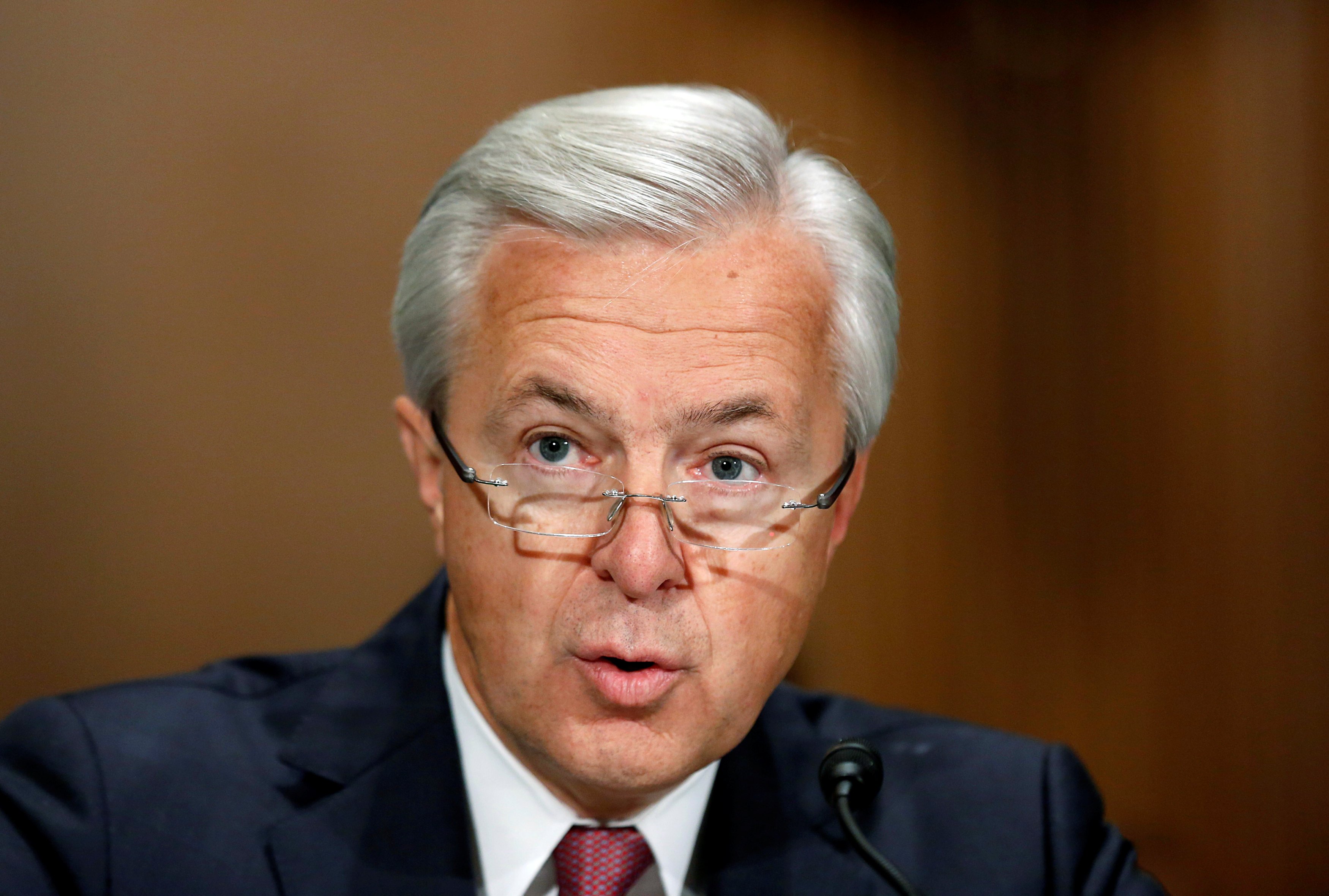 Wells Fargo CEO John Stumpf testifies before a Senate Banking Committee hearing on the firm's sales practices on Capitol Hill in Washington, Sept. 20, 2016.