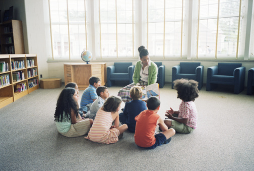 teacher-students-circle-reading