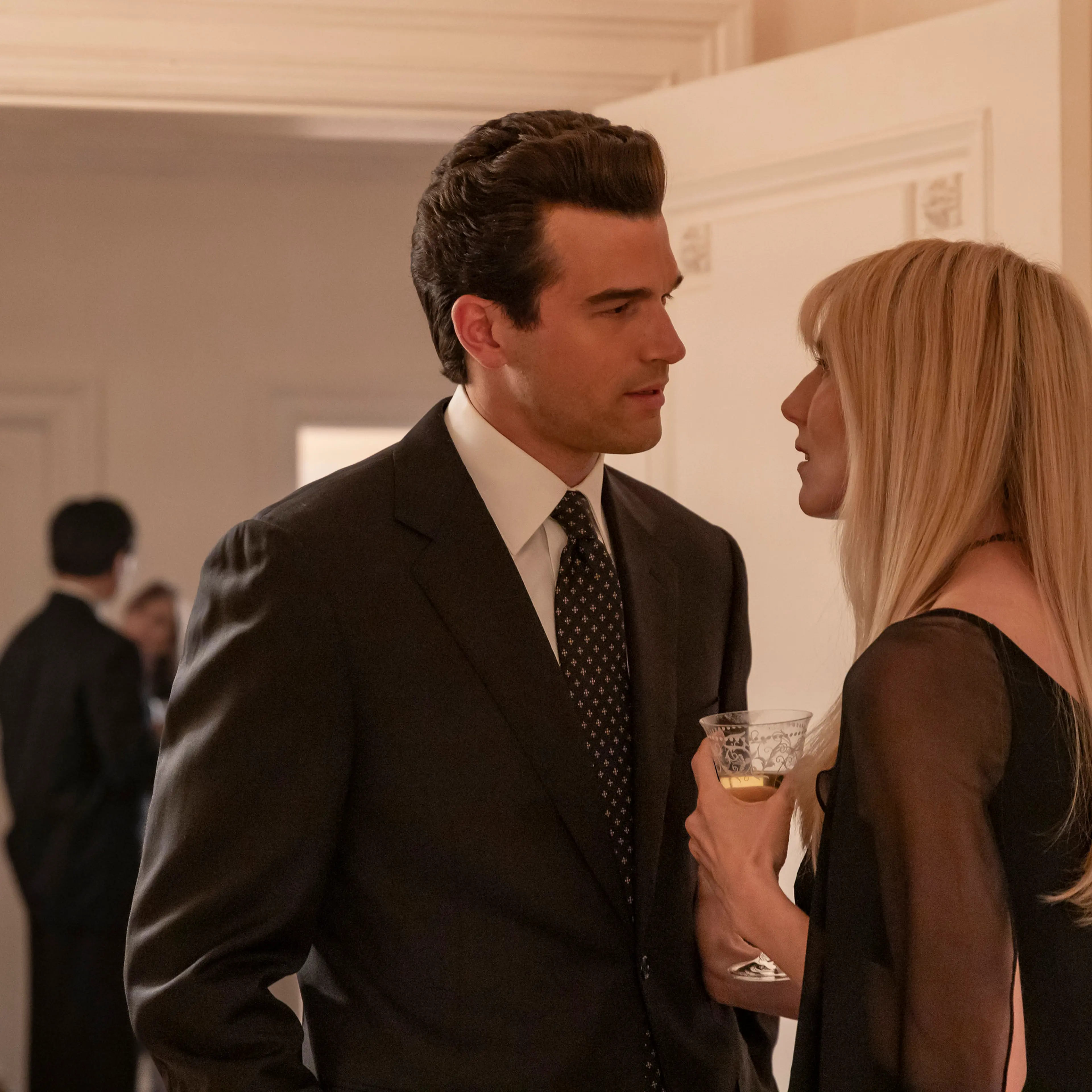 FX's Love Story: John F. Kennedy Jr. & Carolyn Bessette -- "America's Widow" -- Season 1, Episode 3 (Airs Thurs., February 12) -- Pictured: (l-r) Paul Anthony Kelly as John F. Kennedy Jr., Dree Hemingway as Daryl Hannah. CR: Eric Liebowitz/FX.