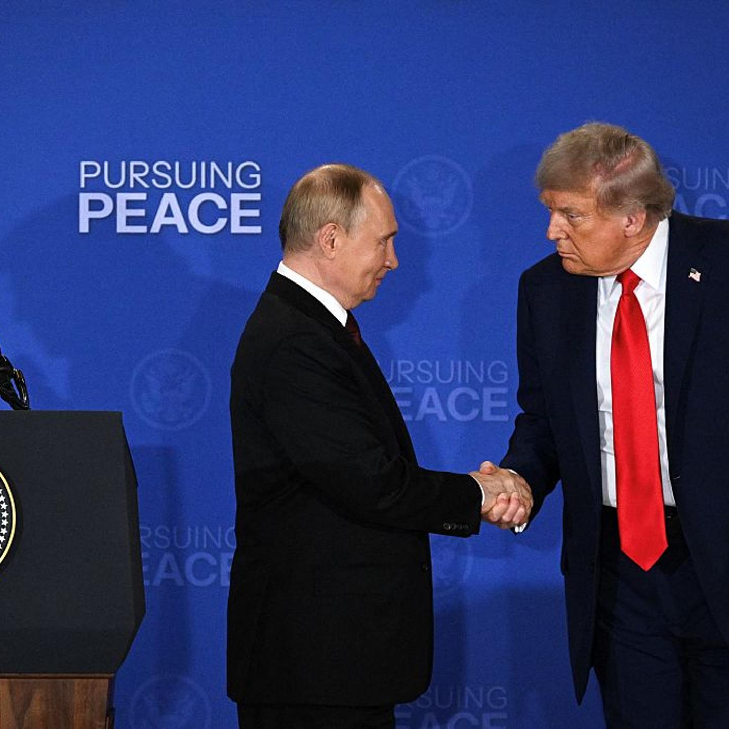 TOPSHOT-US-UKRAINE-RUSSIA-CONFLICT-SUMMIT-TRUMP-PRESSER