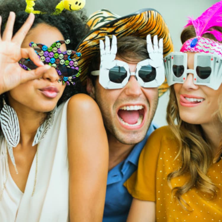 smiling-people-sunglasses