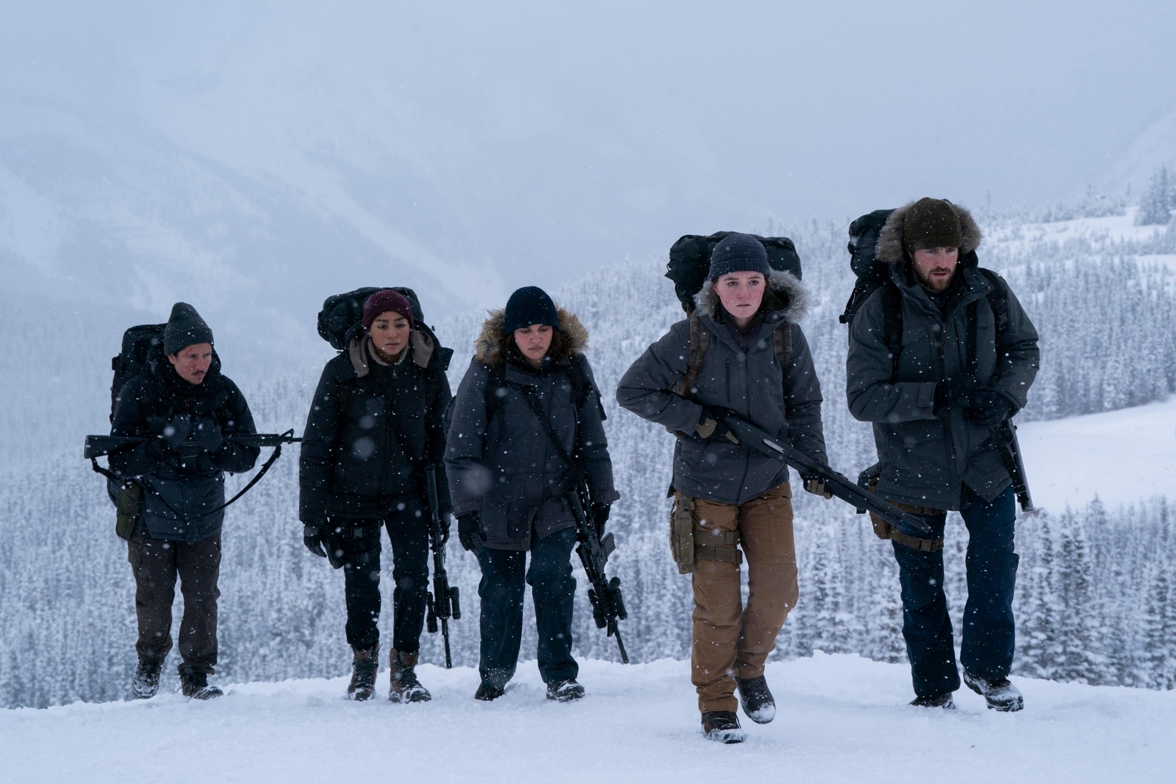 (L-R) Danny Ramirez, Tati Gabrielle, Ariela Barer, Kaitlyn Dever, and Spencer Lord in The Last of Us