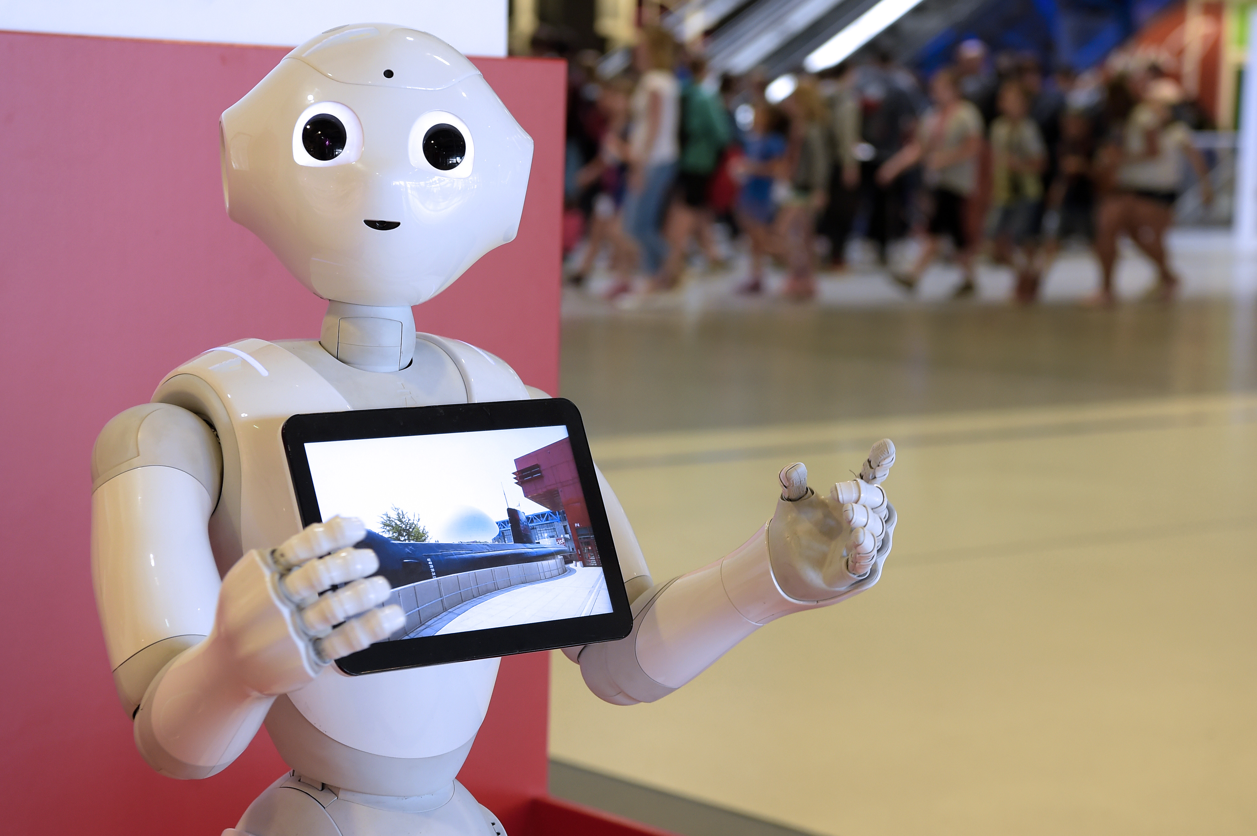FRANCE-ART-MUSEUM-ROBOT-PEPPER