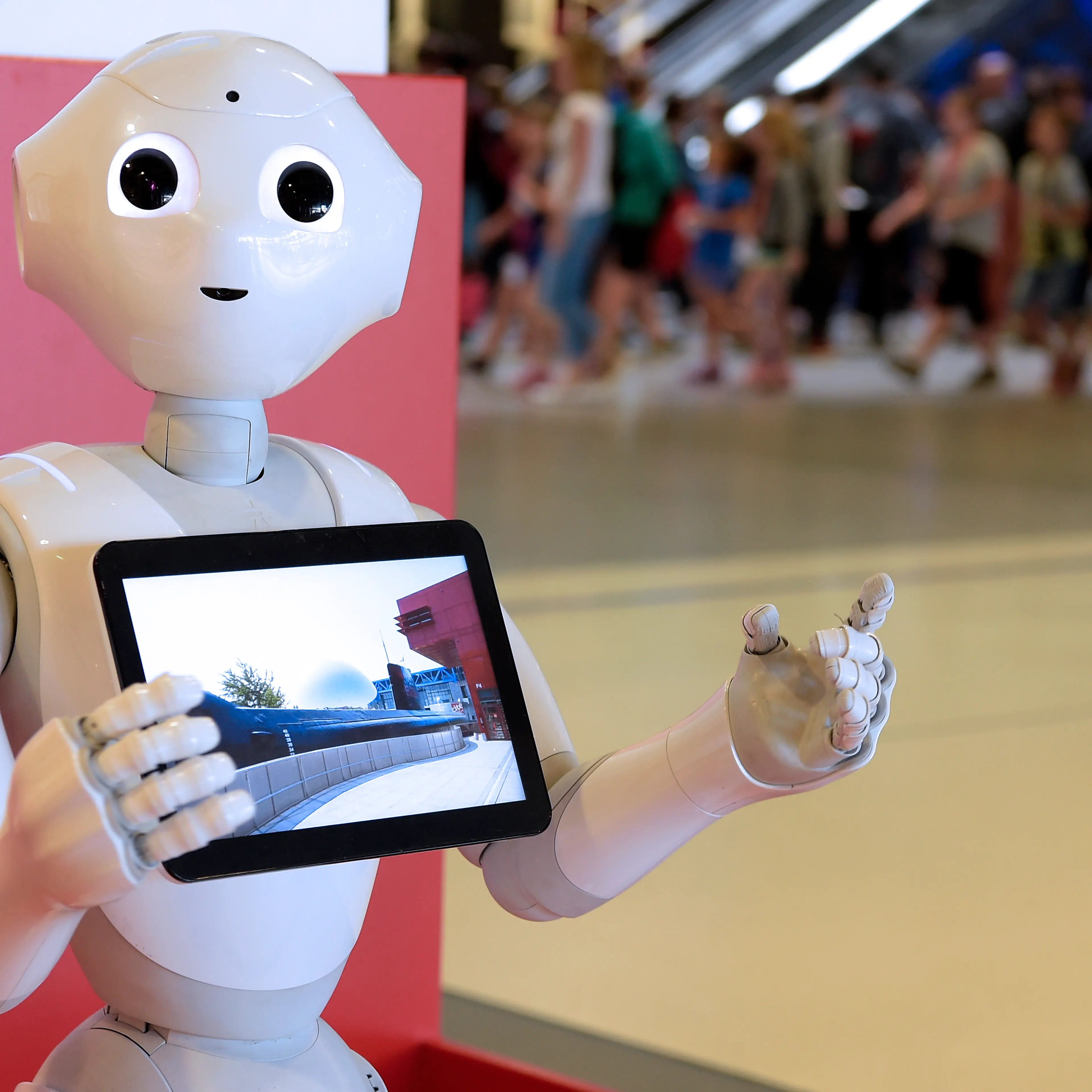 FRANCE-ART-MUSEUM-ROBOT-PEPPER