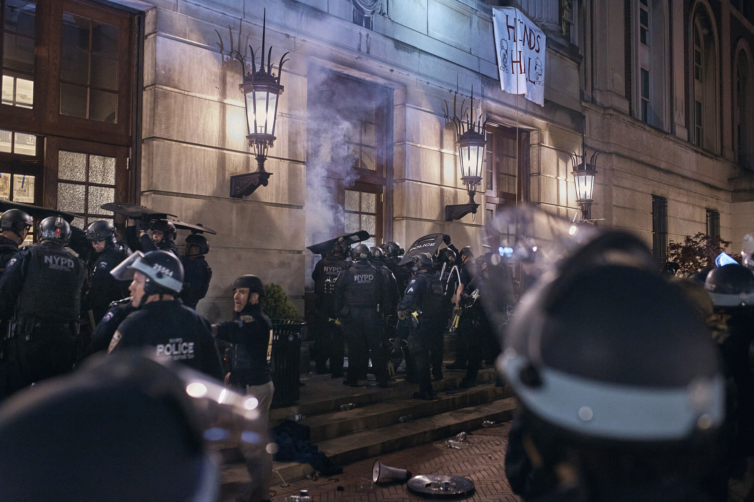 Police break in to Hamilton Hall on April 30, 2024.